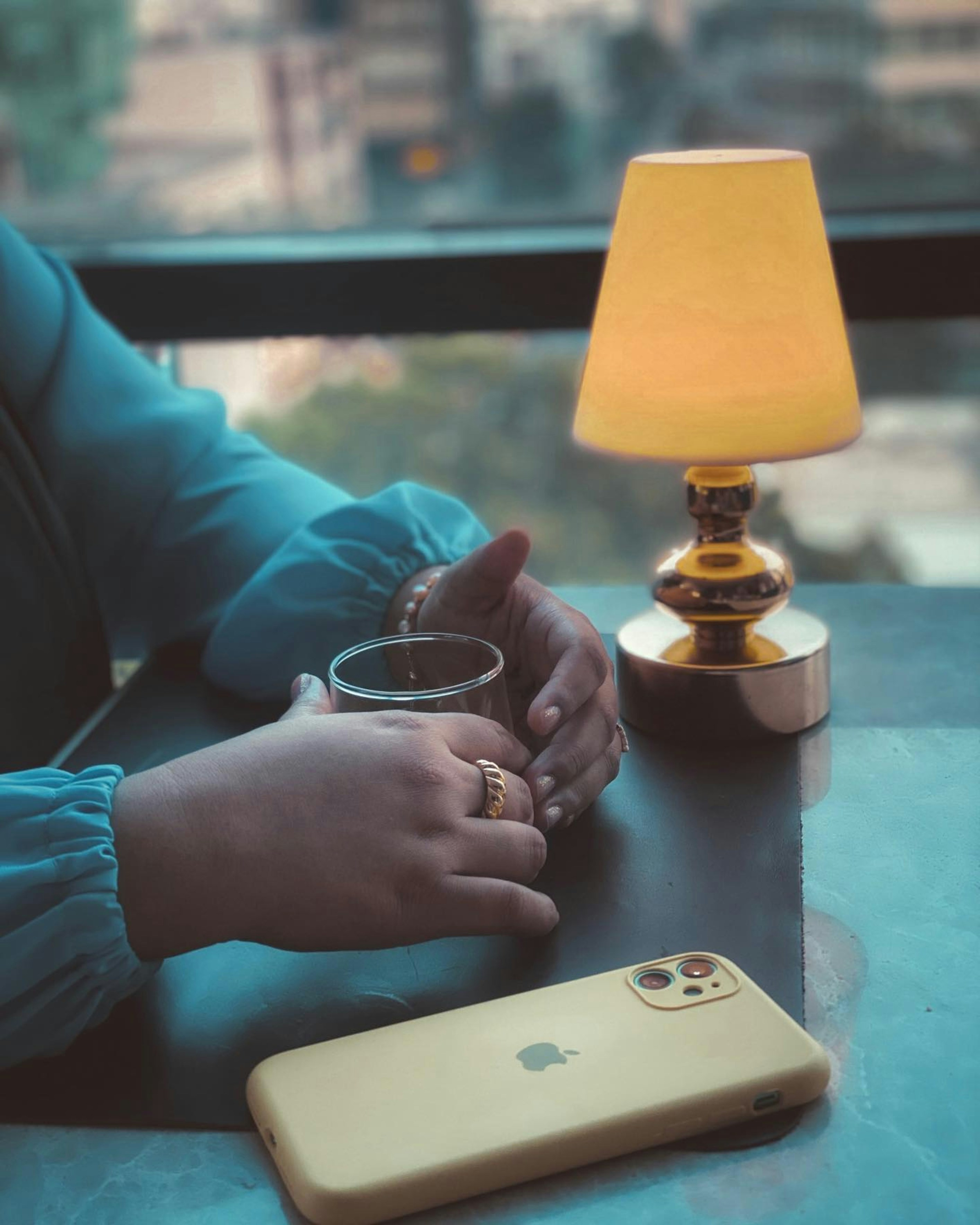 Un téléphone portable sur une table | Source : Unsplash