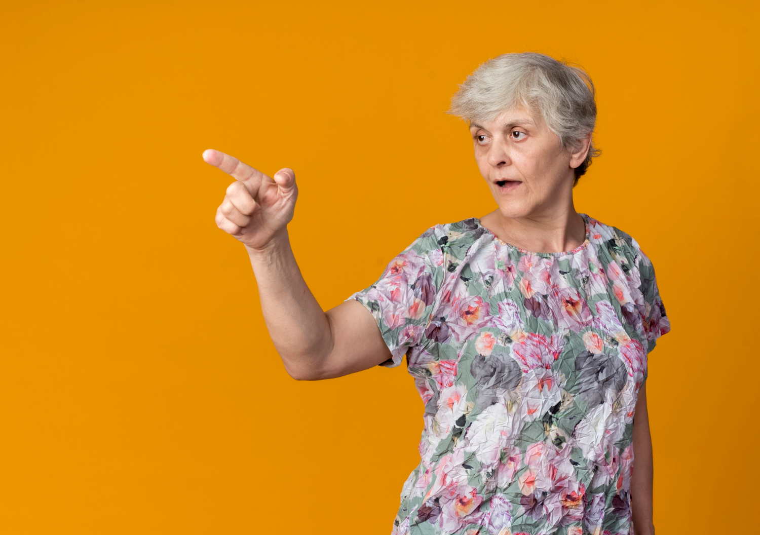 Une femme âgée qui pointe son doigt | Source : Freepik