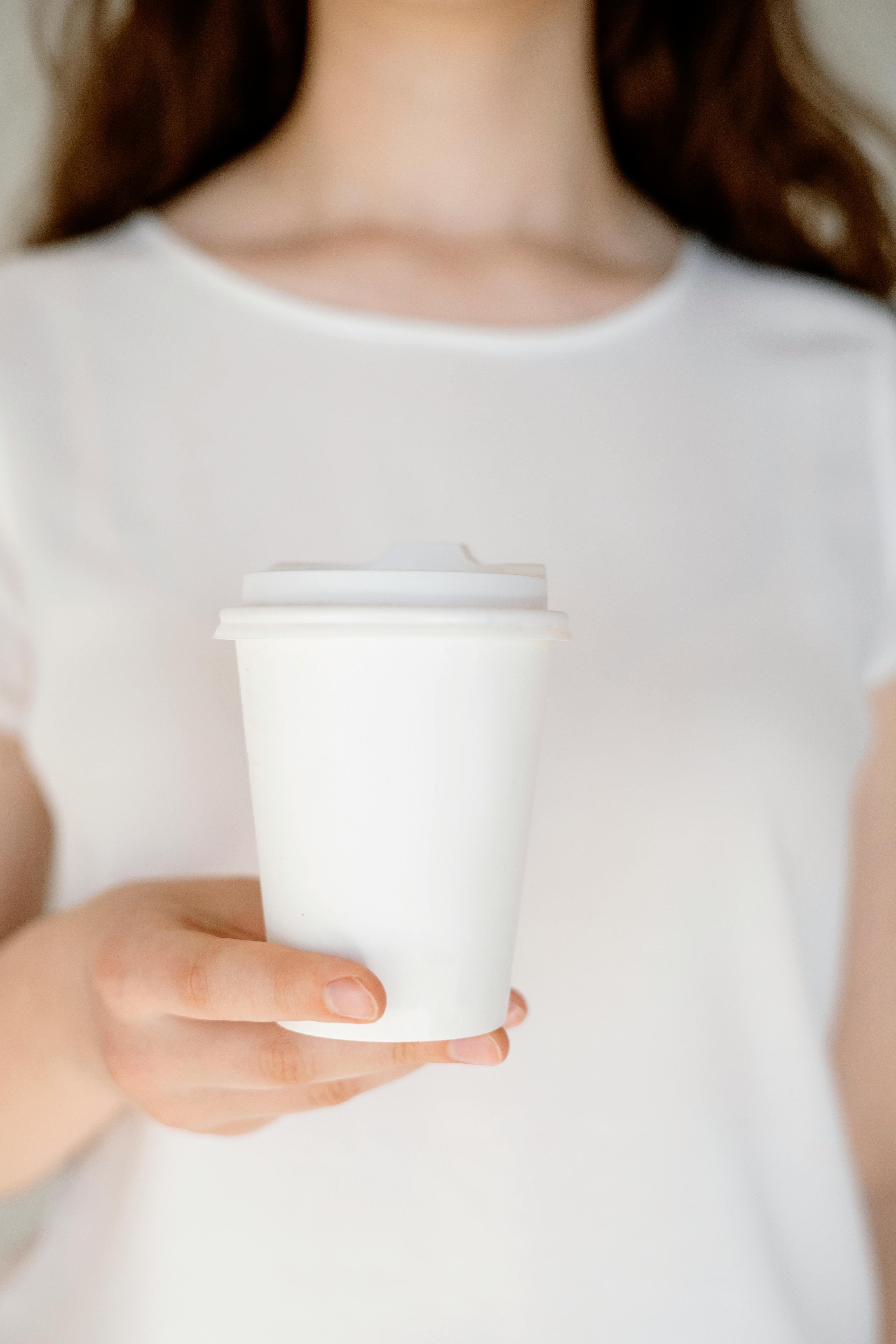 Une personne tenant une tasse de café | Source : Pexels
