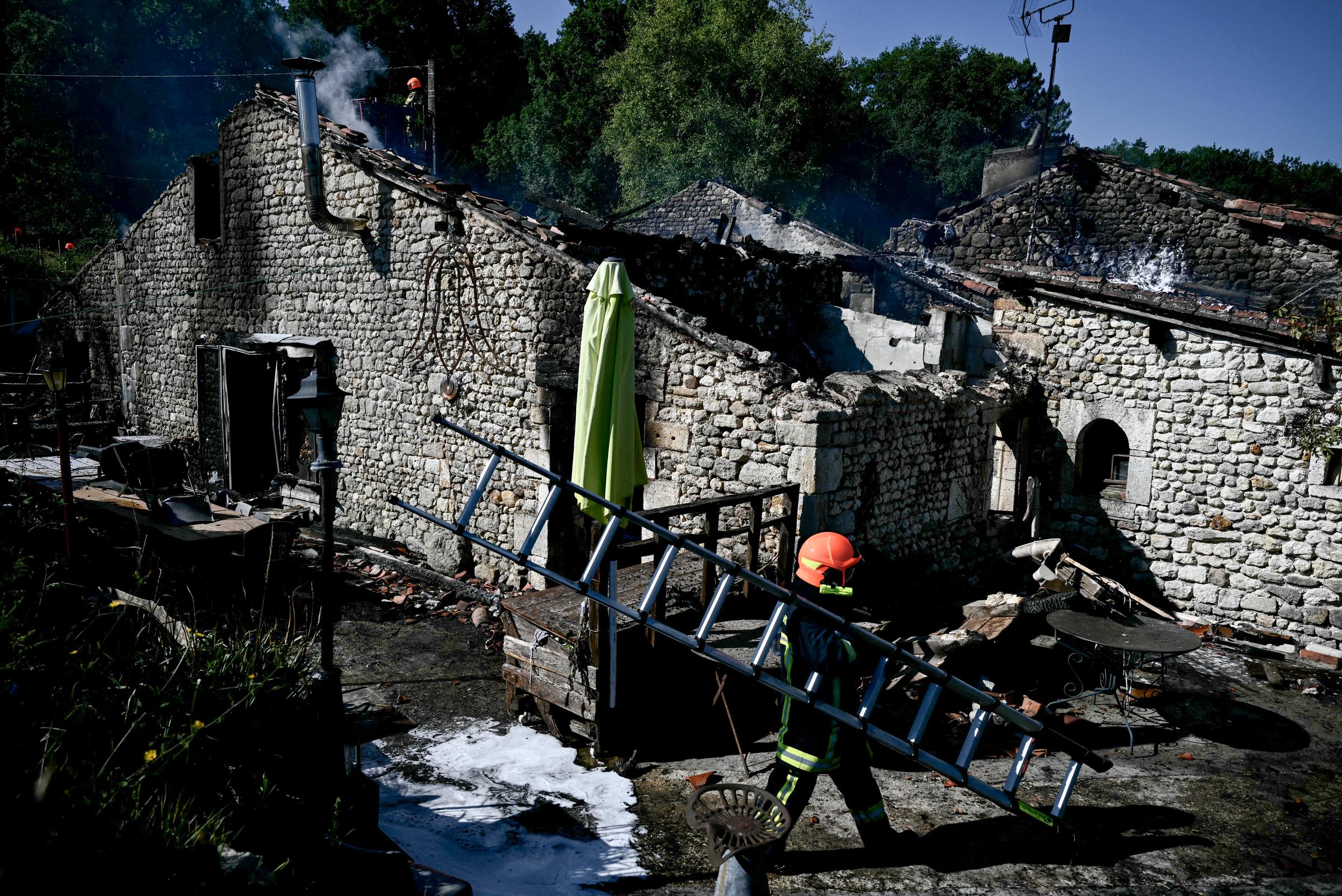 Les pompiers interviennent sur le site d'un gîte rural pour adultes handicapés où un incendie s'est déclaré, faisant un mort et quatre disparus, à Montmoreau, dans le sud-ouest de la France, le 28 juillet 2025. Selon une source de la gendarmerie, 12 personnes handicapées se trouvaient à l'intérieur, en plus du couple qui gère le gîte. L'incendie aurait été causé par un problème électrique, selon la même source I Source : Getty Images
