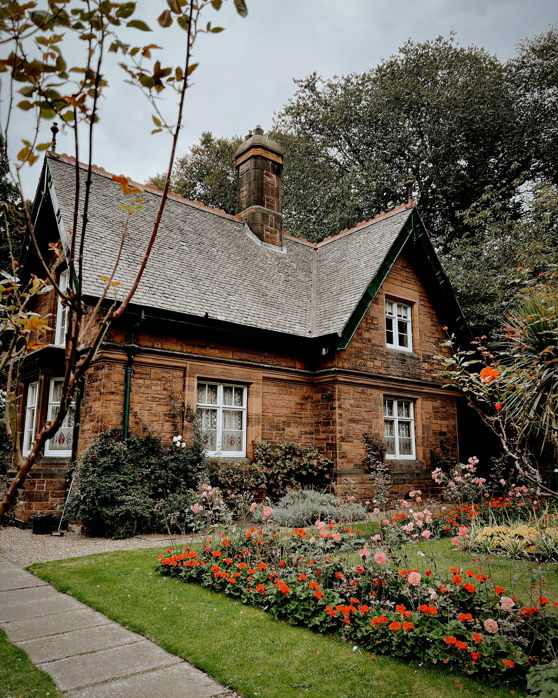 Une maison avec un beau jardin | Source : Unsplash