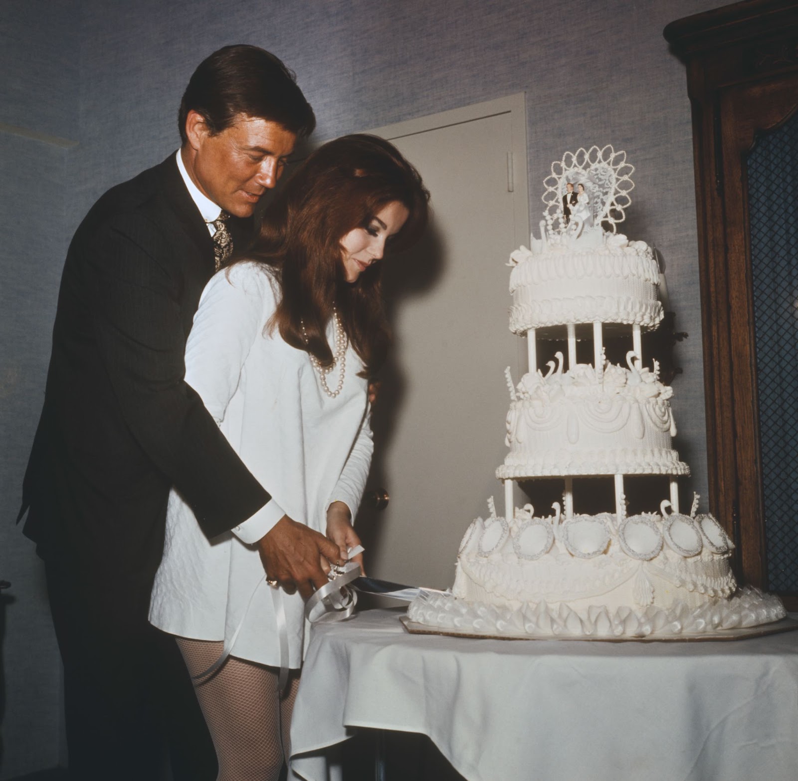 L'actrice d'origine suédoise et Roger Smith coupant leur gâteau de mariage après leur cérémonie de mariage à l'hôtel Riviera de Las Vegas, le 8 mai 1967. | Source : Getty Images