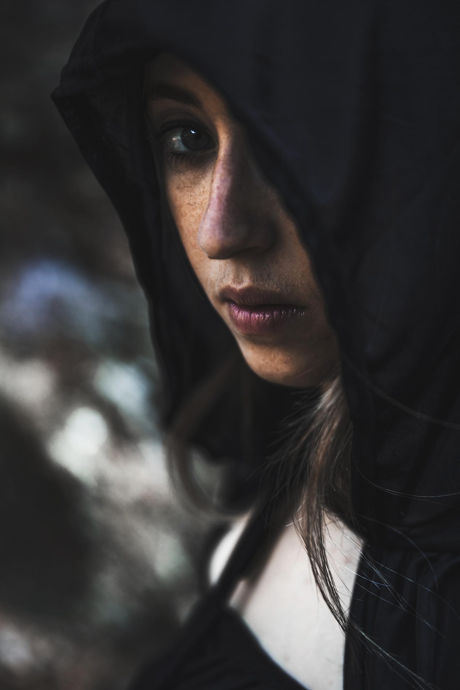 Gros plans sur une fille triste | Source : Freepik