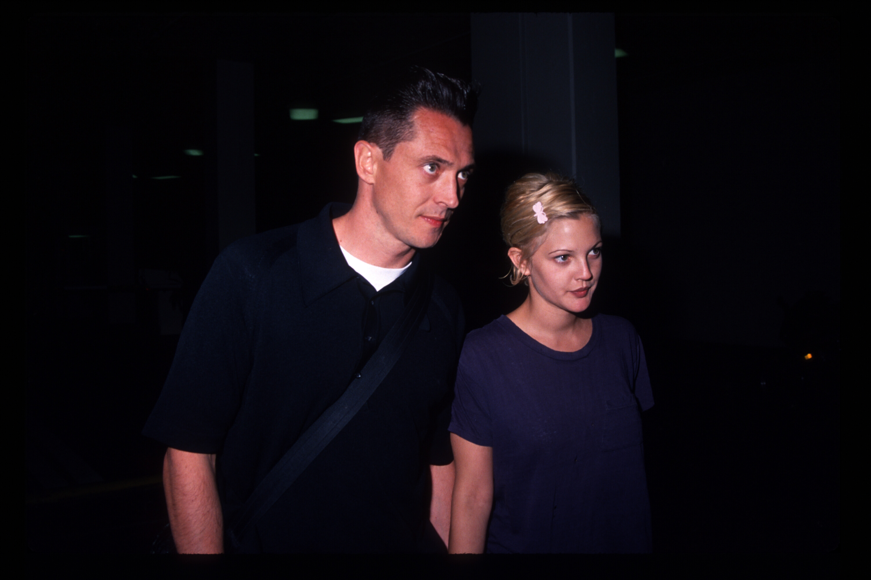 Thomas et Barrymore marchent main dans la main et tout sourire. Le couple semble détendu et à l'aise en public, quelques mois avant de se marier dans une union qui n'aura duré que six semaines et qui a entraîné près d'un an de batailles juridiques.