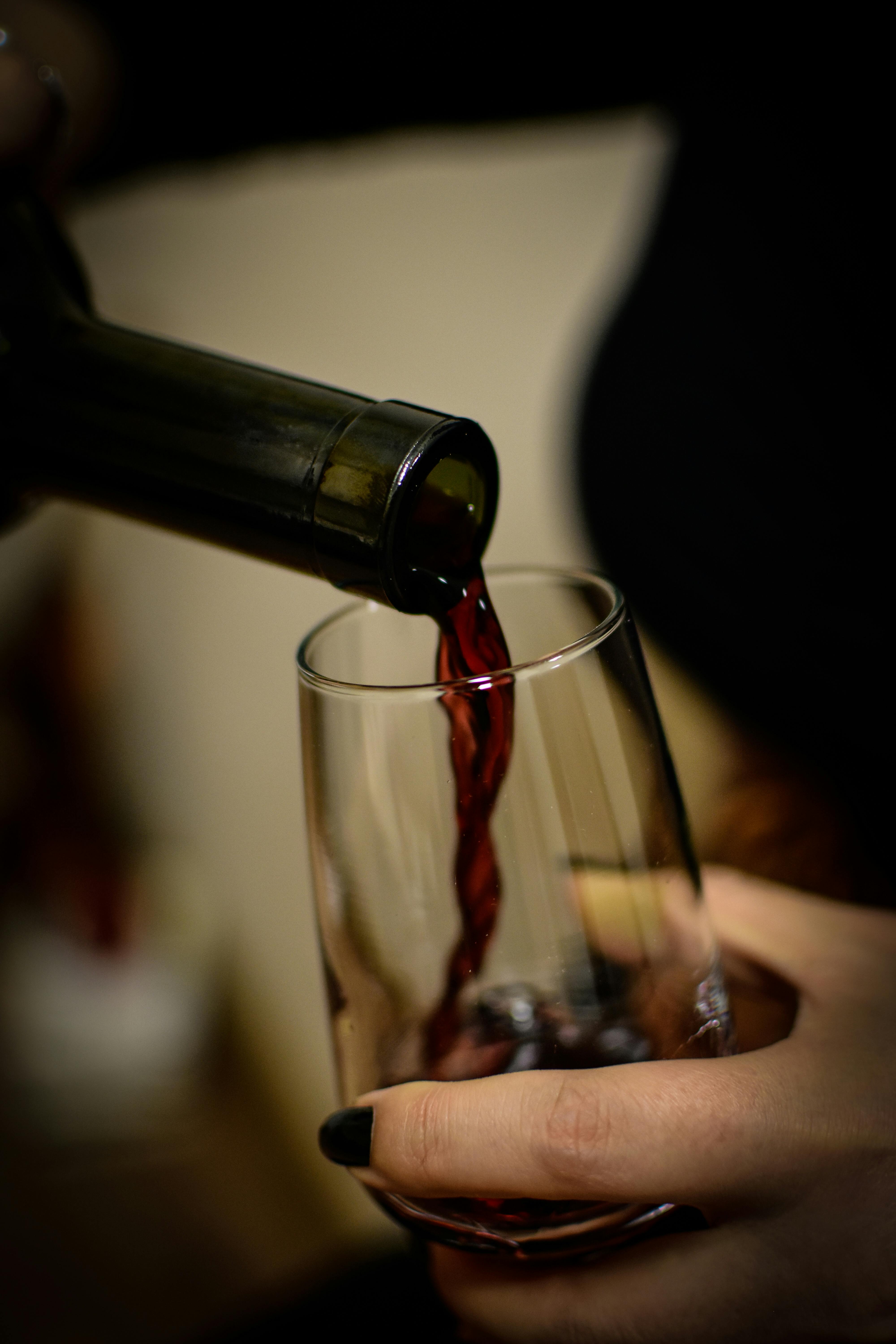 Une femme qui verse du vin | Source : Pexels