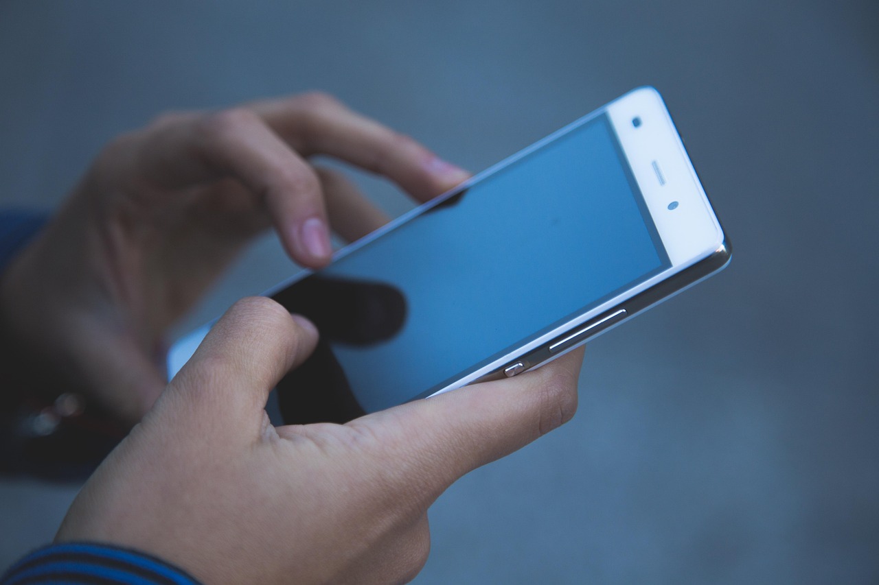 Une personne tenant un téléphone | Source : Pexels