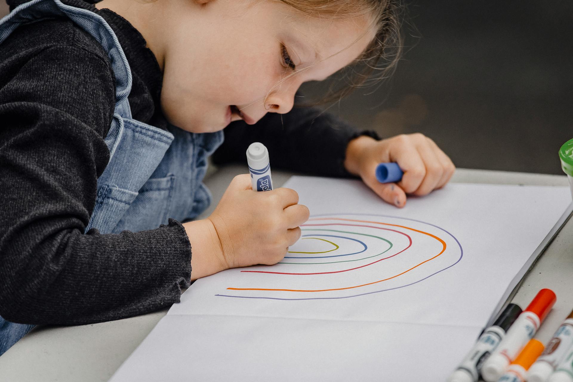 Une petite fille qui fait un dessin | Source : Pexels