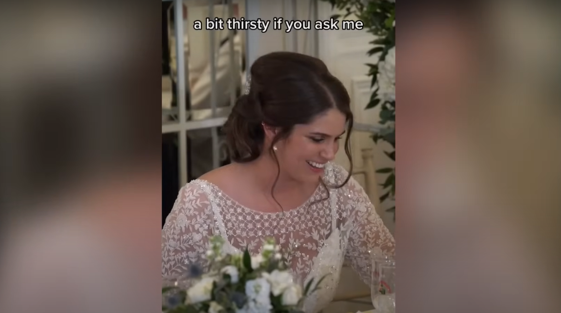 Katie, la femme de Ian Young, rit pendant son discours de mariage | Source : YouTube / Daily Record