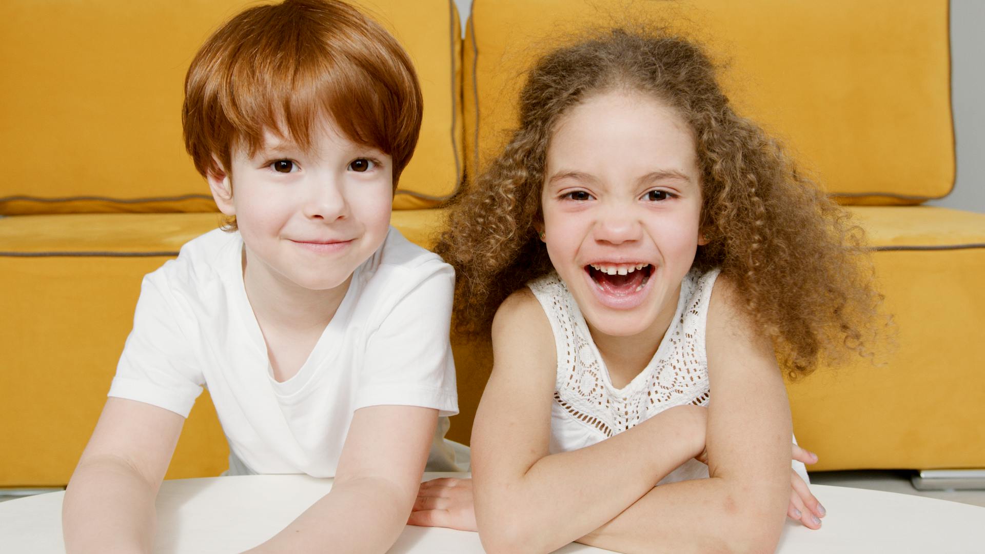 Deux enfants souriants | Source : Pexels