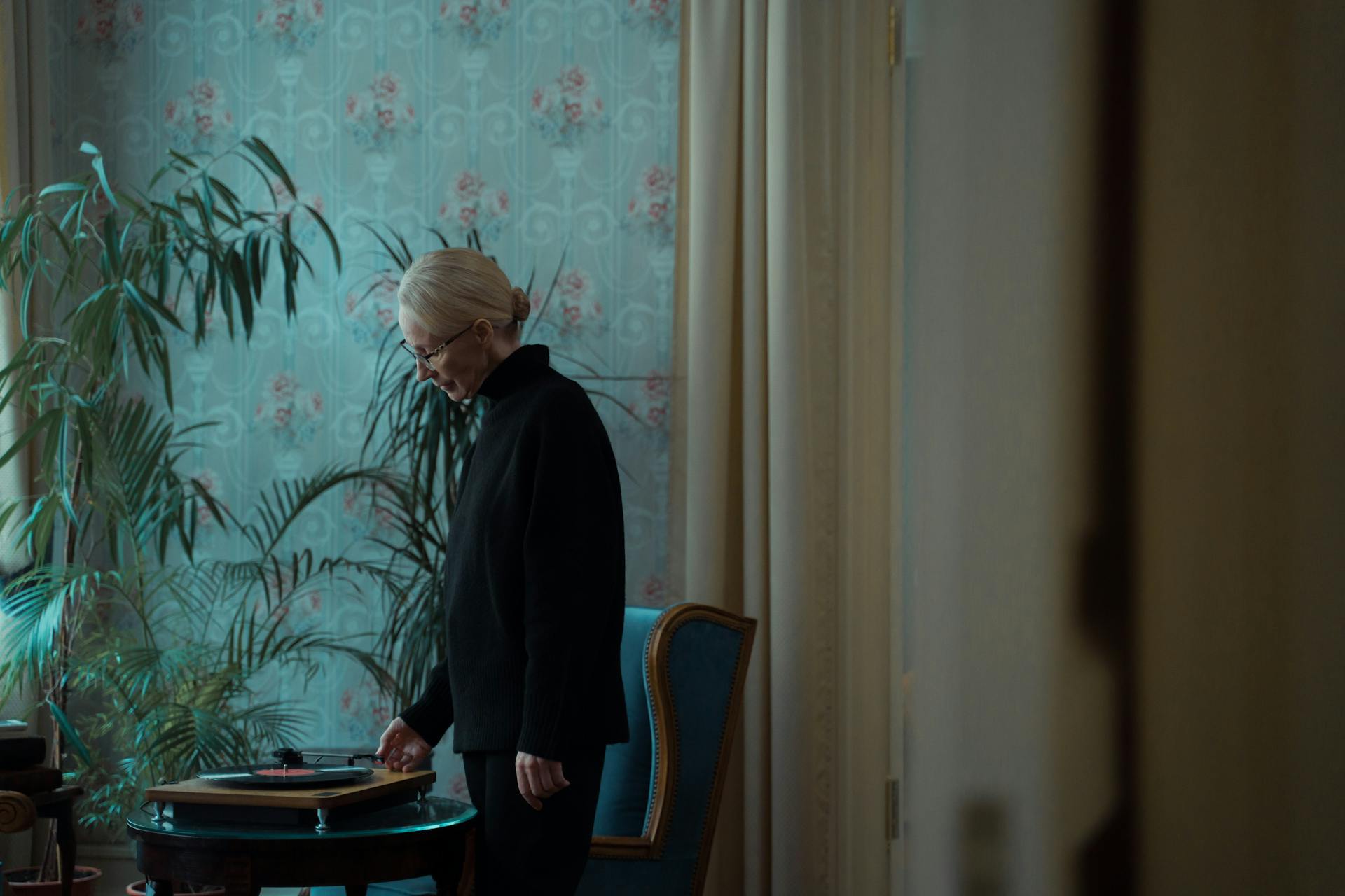 Une femme debout dans une maison | Source : Pexels
