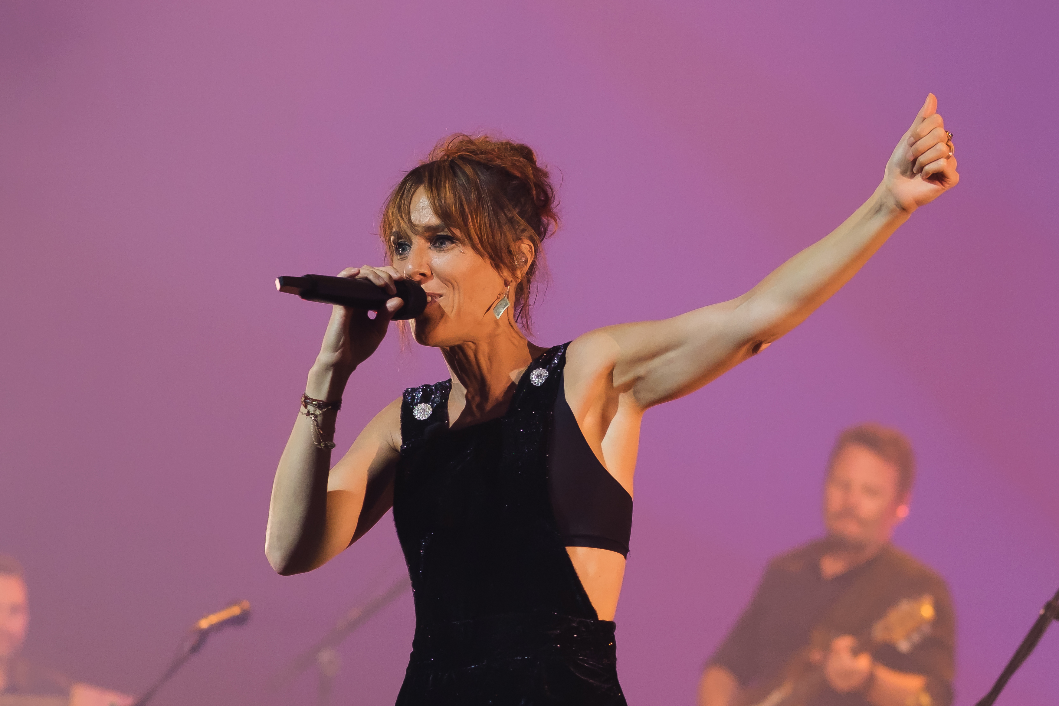 Zaz, se produit lors du concert au Teatro Real de Madrid où elle a montré sa fusion de la chanson française avec le jazz manouche, dans le cadre de la tournée "Organique Tour" à Madrid I Source : Getty Images