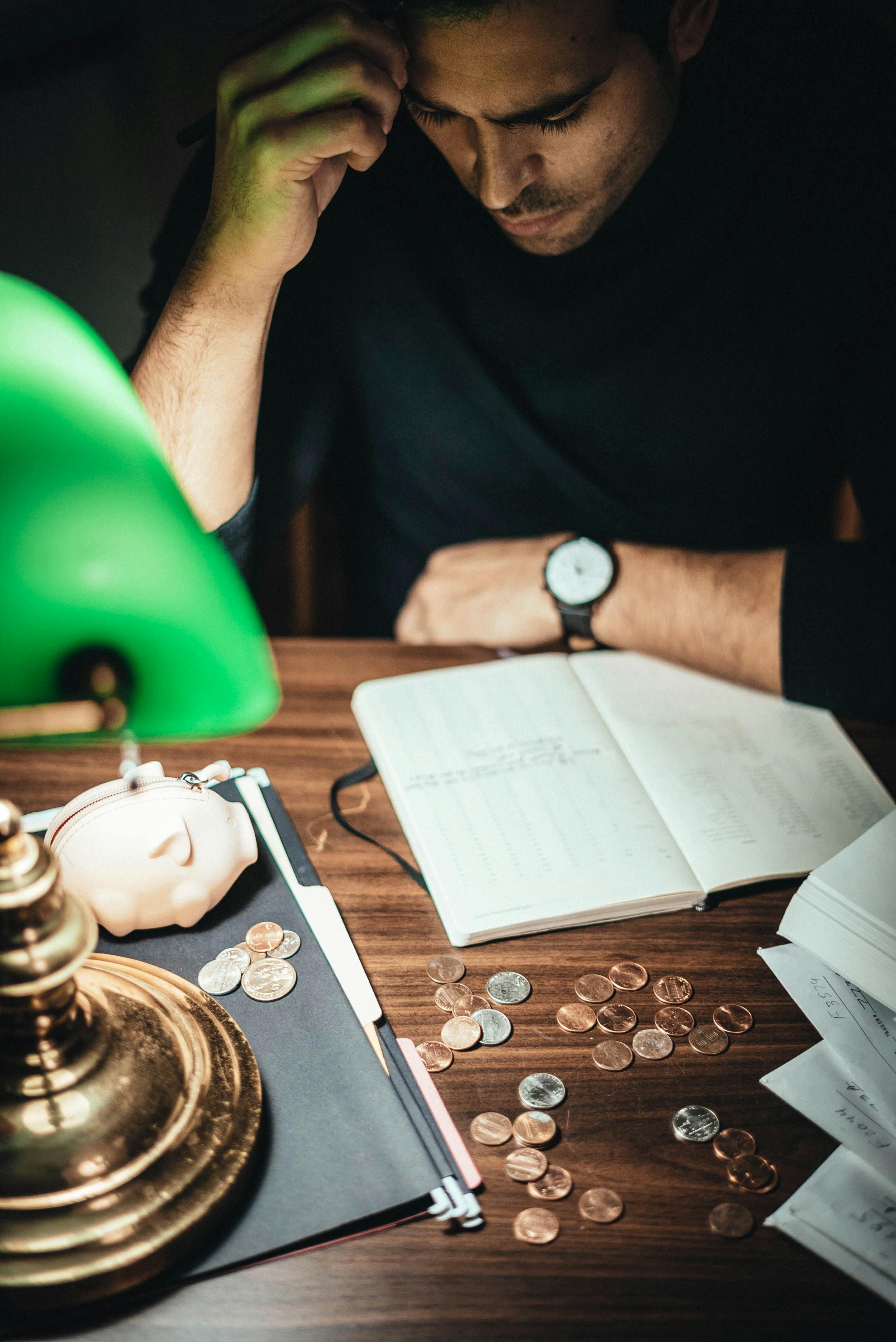 Un homme stressé qui s'occupe de ses finances | Source : Pexels