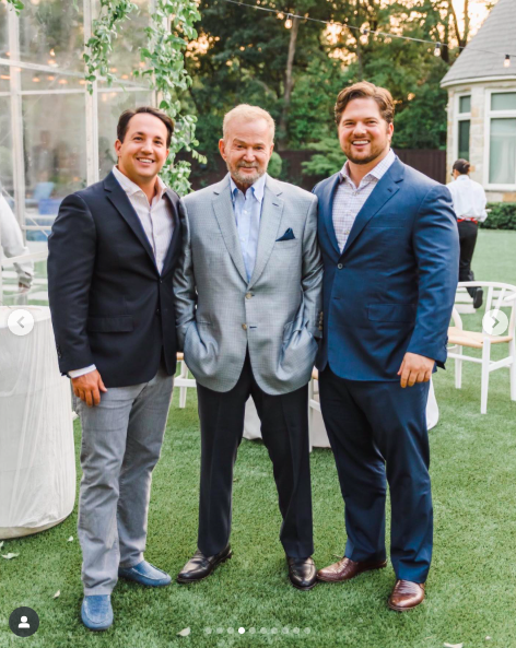 Carl Westcott pose pour une photo avec ses proches. | Source : Instagram/kameronwestcott