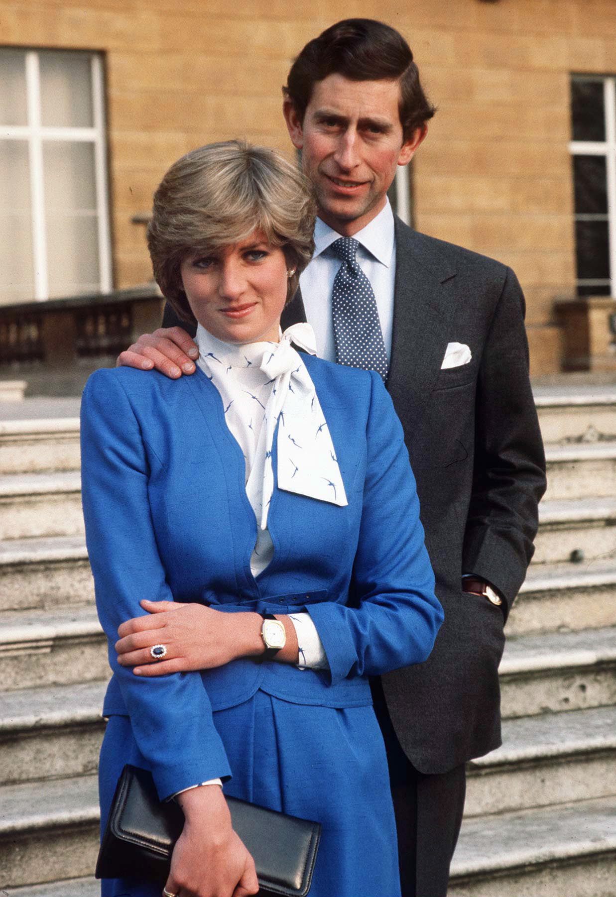 Diana, princesse de Galles, et le roi Charles III lors de l'annonce de leurs fiançailles au palais de Buckingham en 1981. | Source : Getty Images