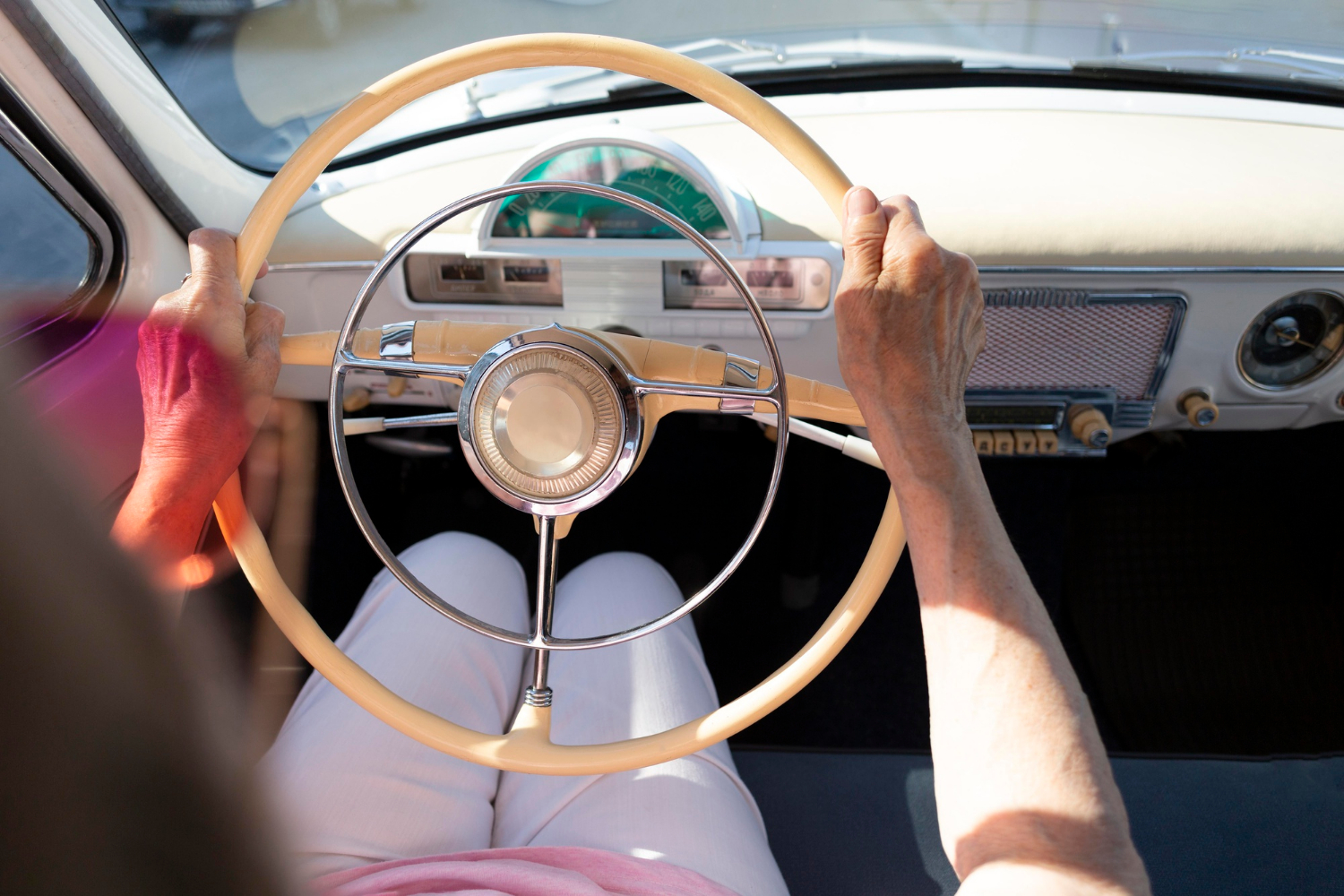 Plan rapproché d'une femme âgée conduisant une voiture | Source : Freepik