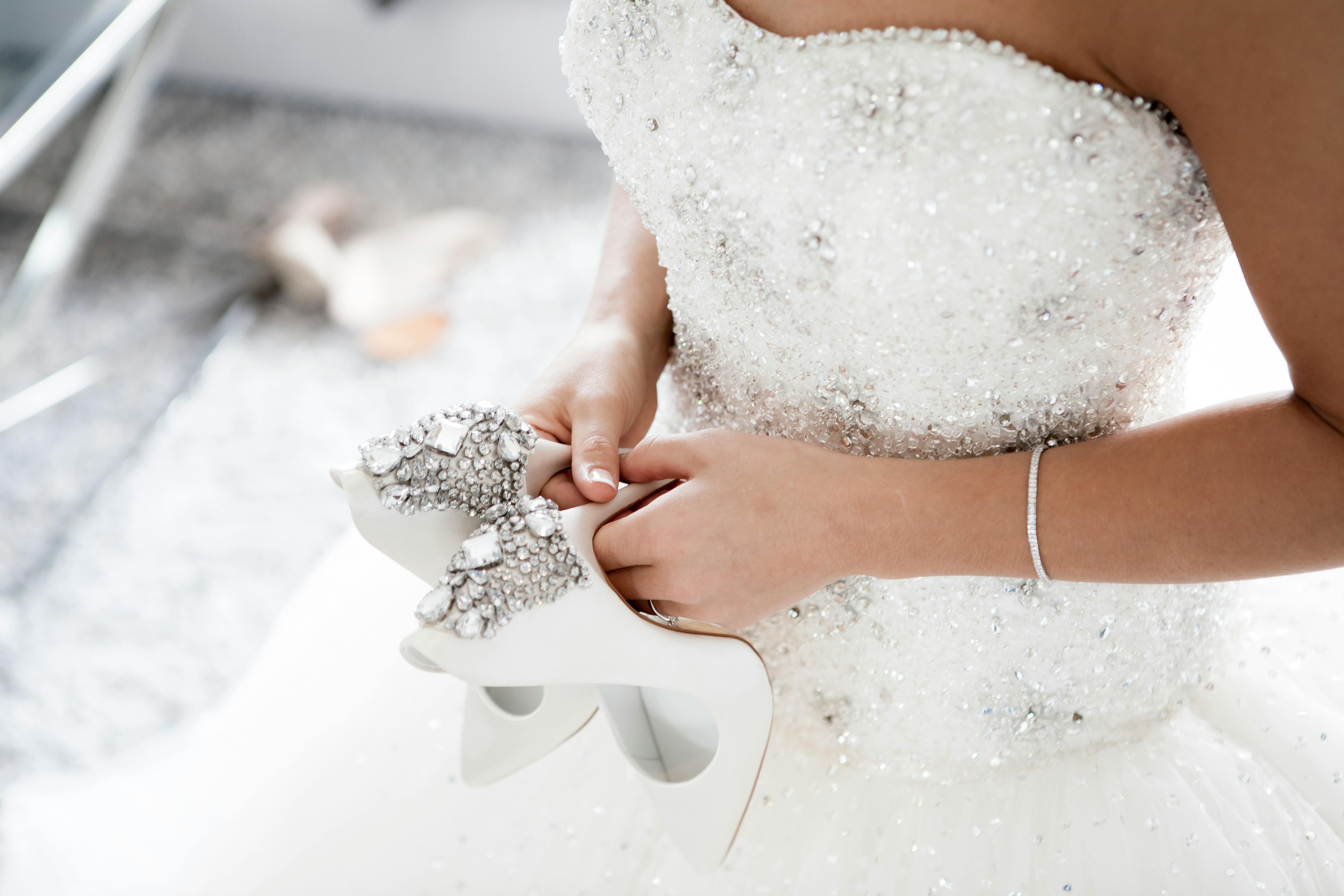 Une mariée tenant ses chaussures | Source : Pexels