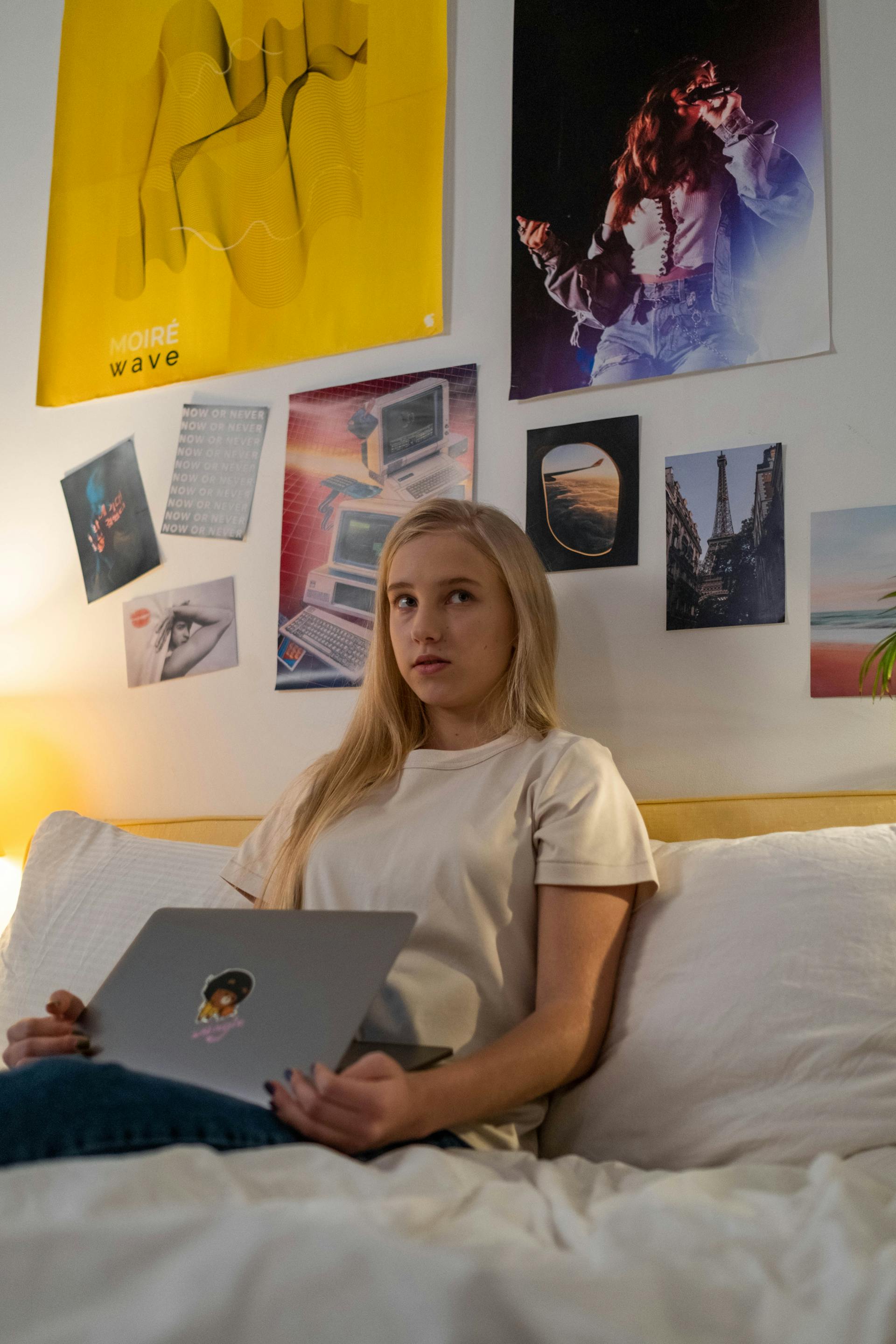 Une adolescente utilisant un ordinateur portable | Source : Pexels