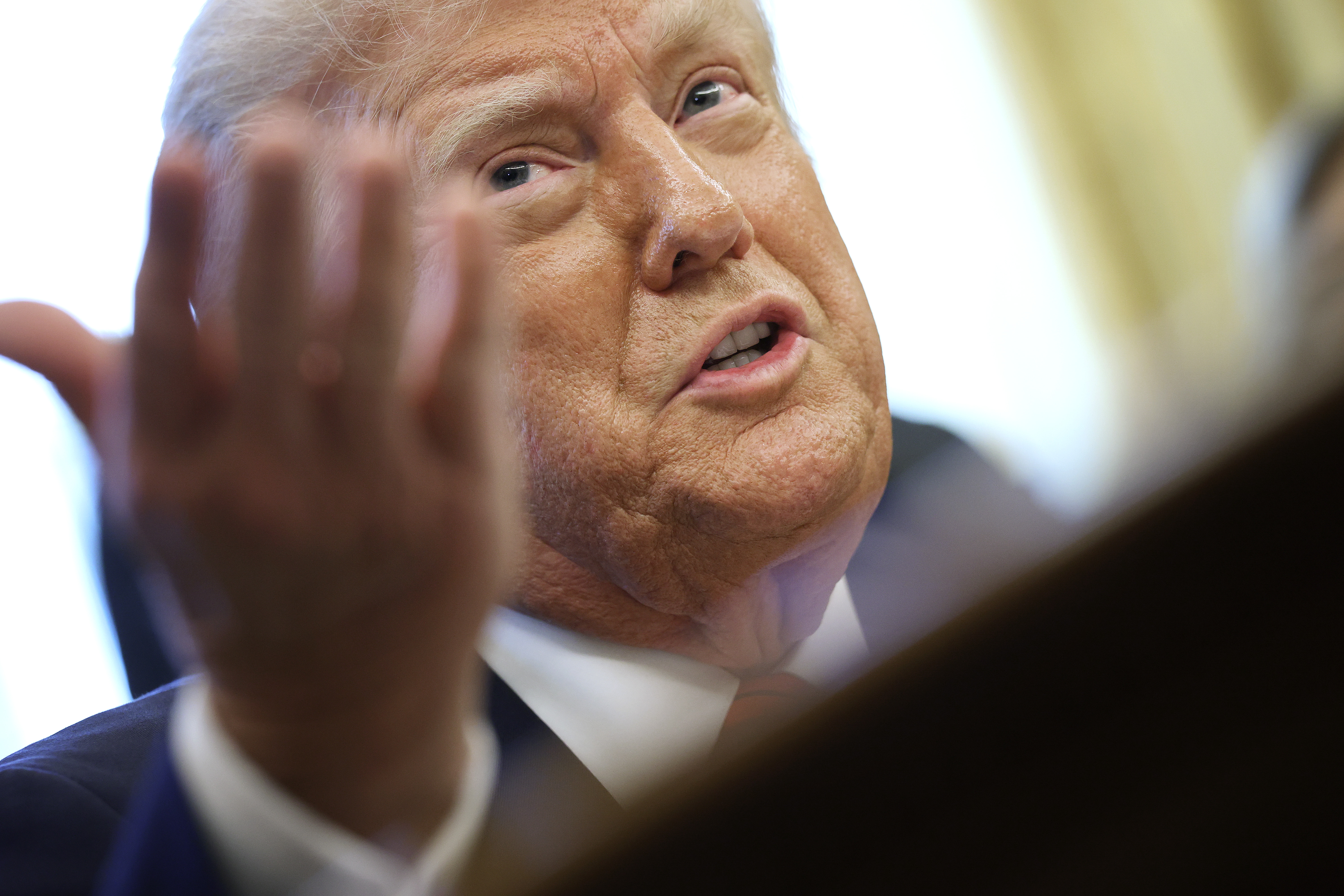 Le président américain Donald Trump s'adresse aux journalistes dans le bureau ovale de la Maison Blanche à Washington, le 17 avril 2025 | Source : Getty Images