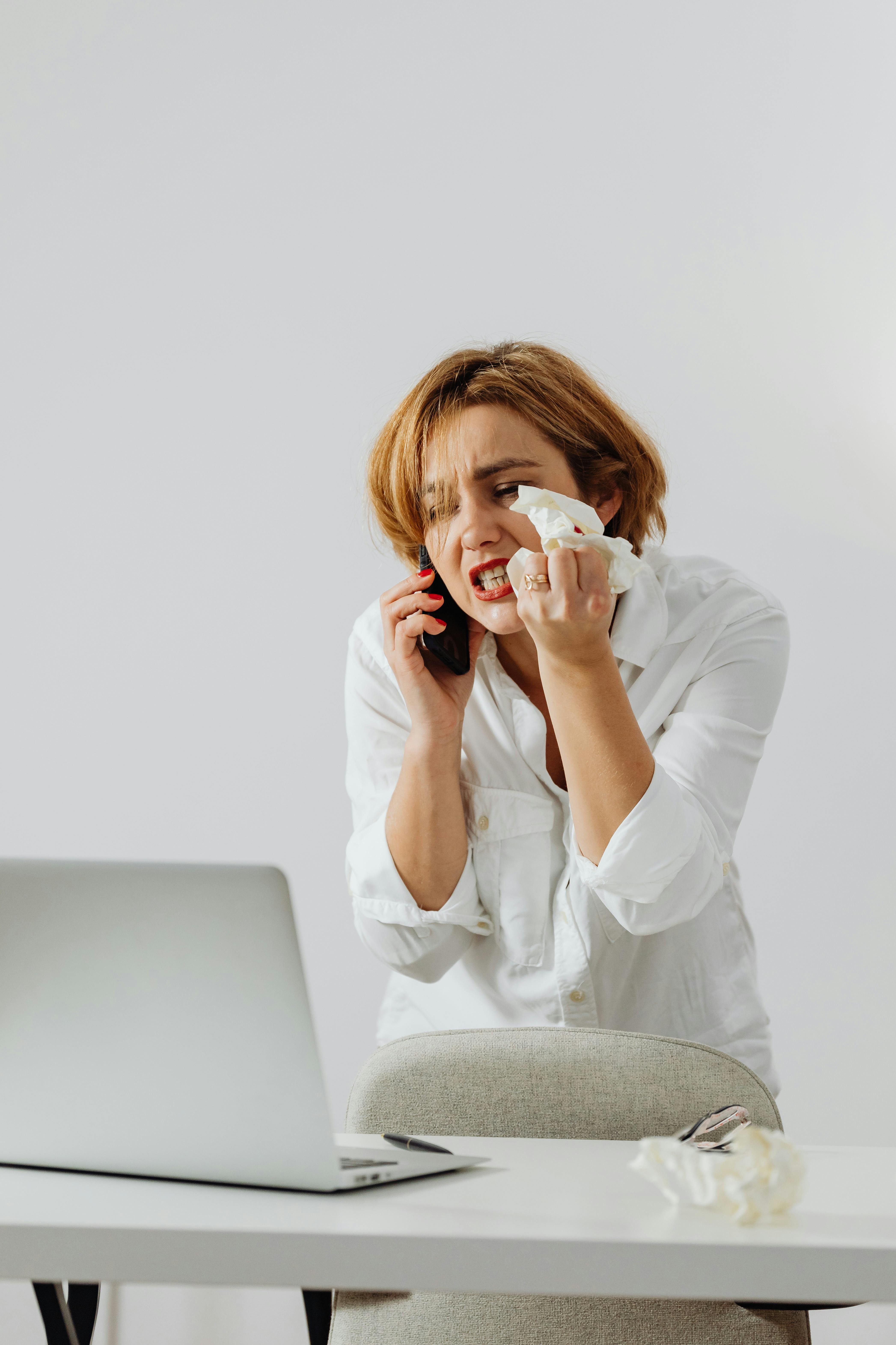 Une femme en colère sur un appel | Source : Pexels
