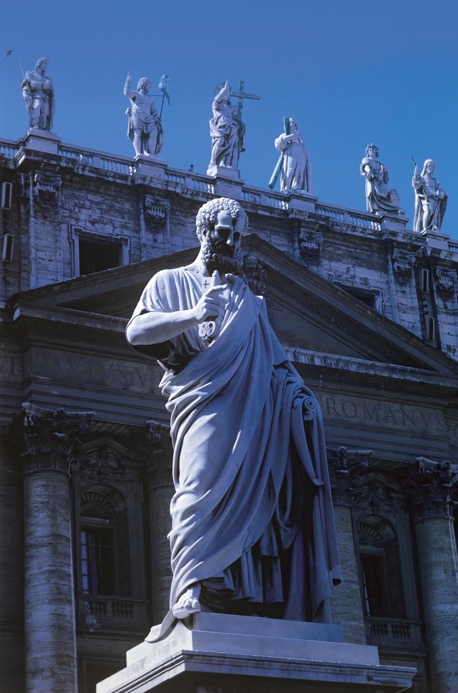 Une statue de Saint Pierre à l'entrée de la basilique du Vatican. | Source : Getty Images