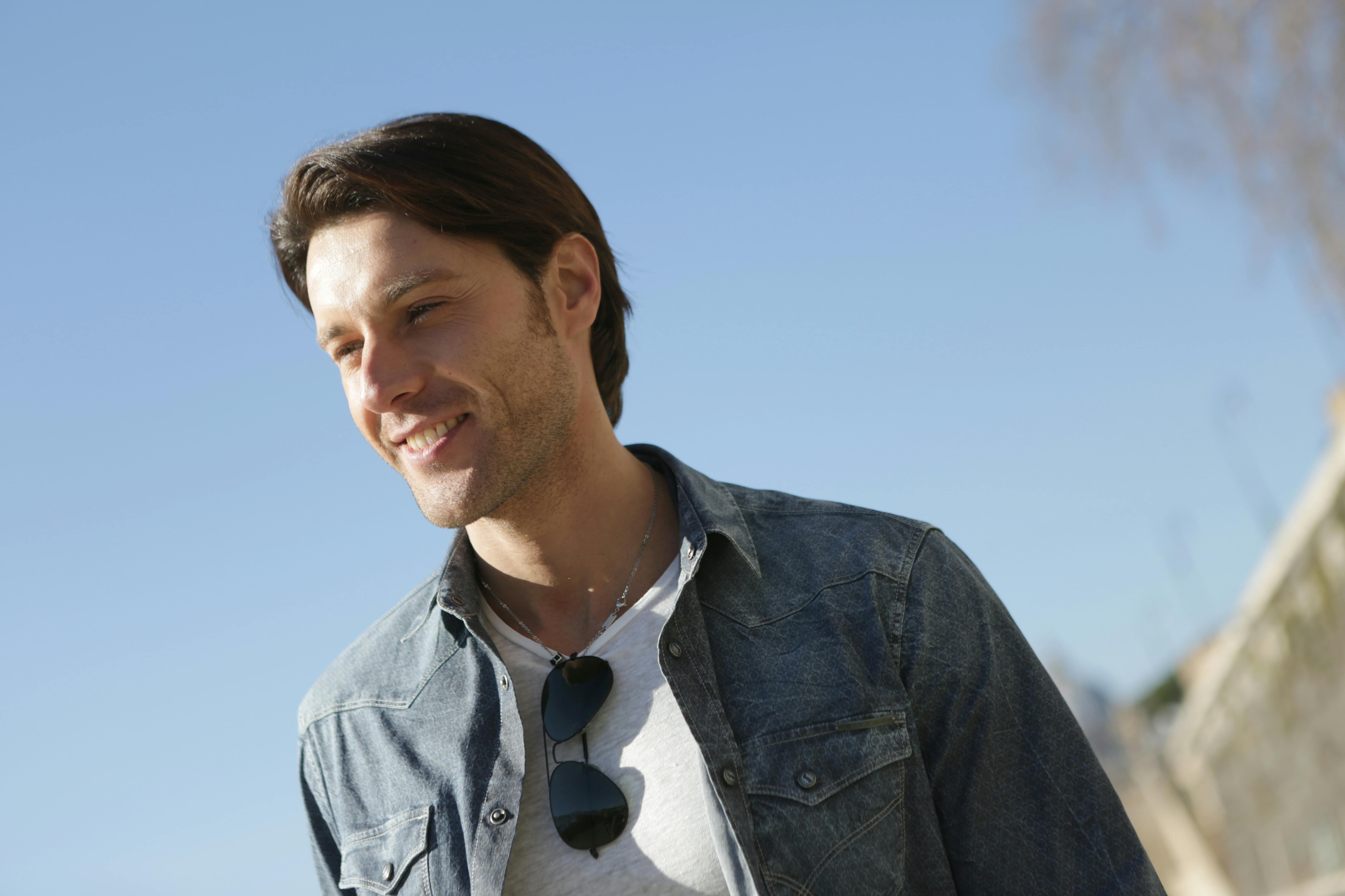 Un homme qui sourit | Source : Pexels