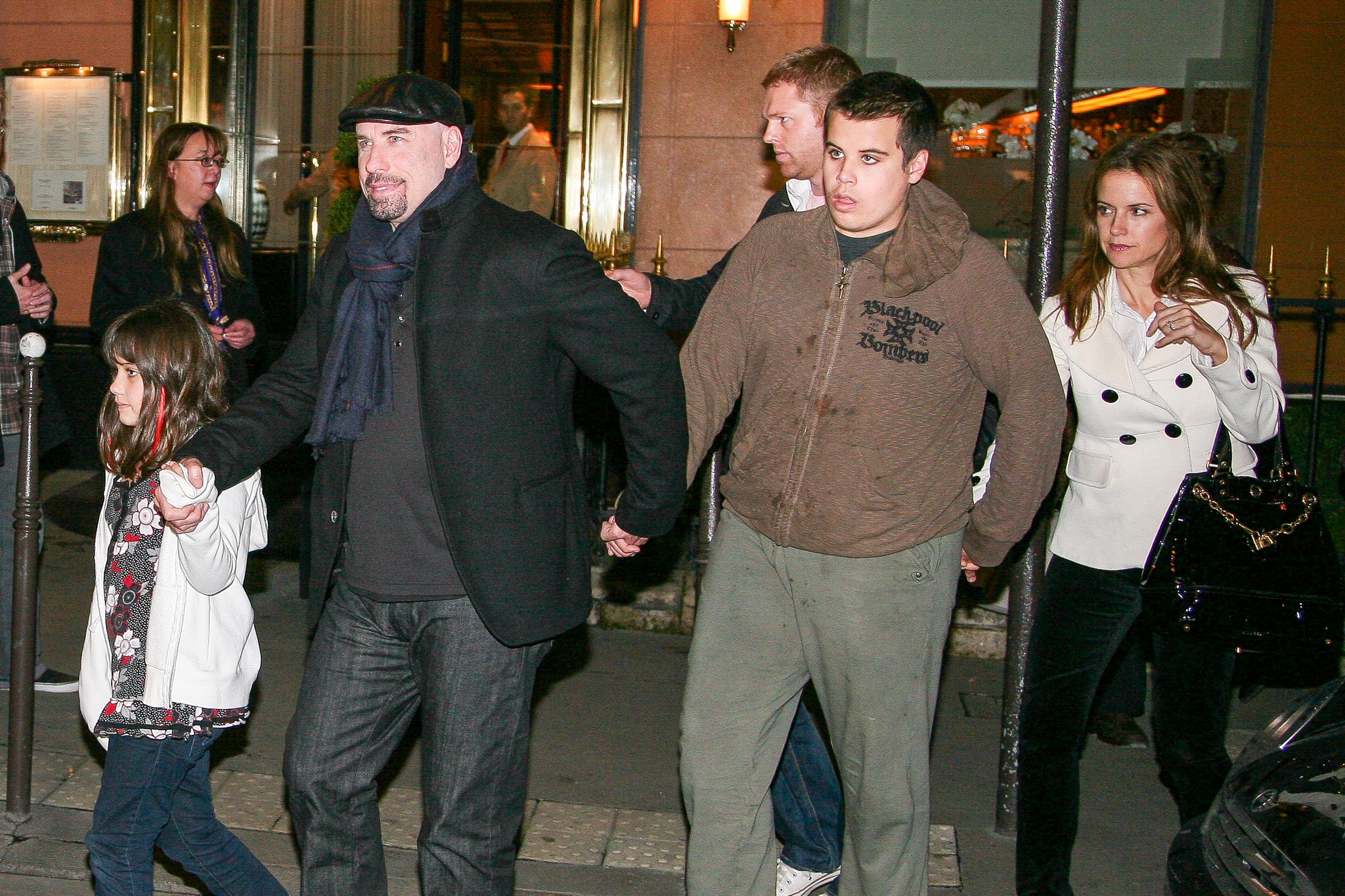John Travolta quitte un restaurant avec ses enfants, sa fille Ella Bleu et son fils Jett Travolta, ainsi que sa femme Kelly Preston, le 3 novembre 2008, à Paris, en France. | Source : Getty Images