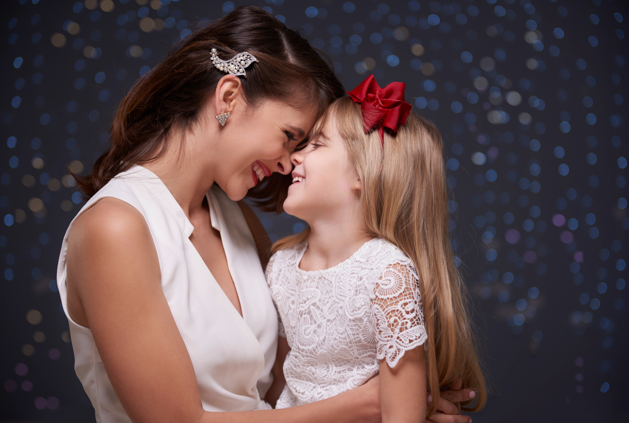 Une femme embrassant une petite fille | Source : Freepik