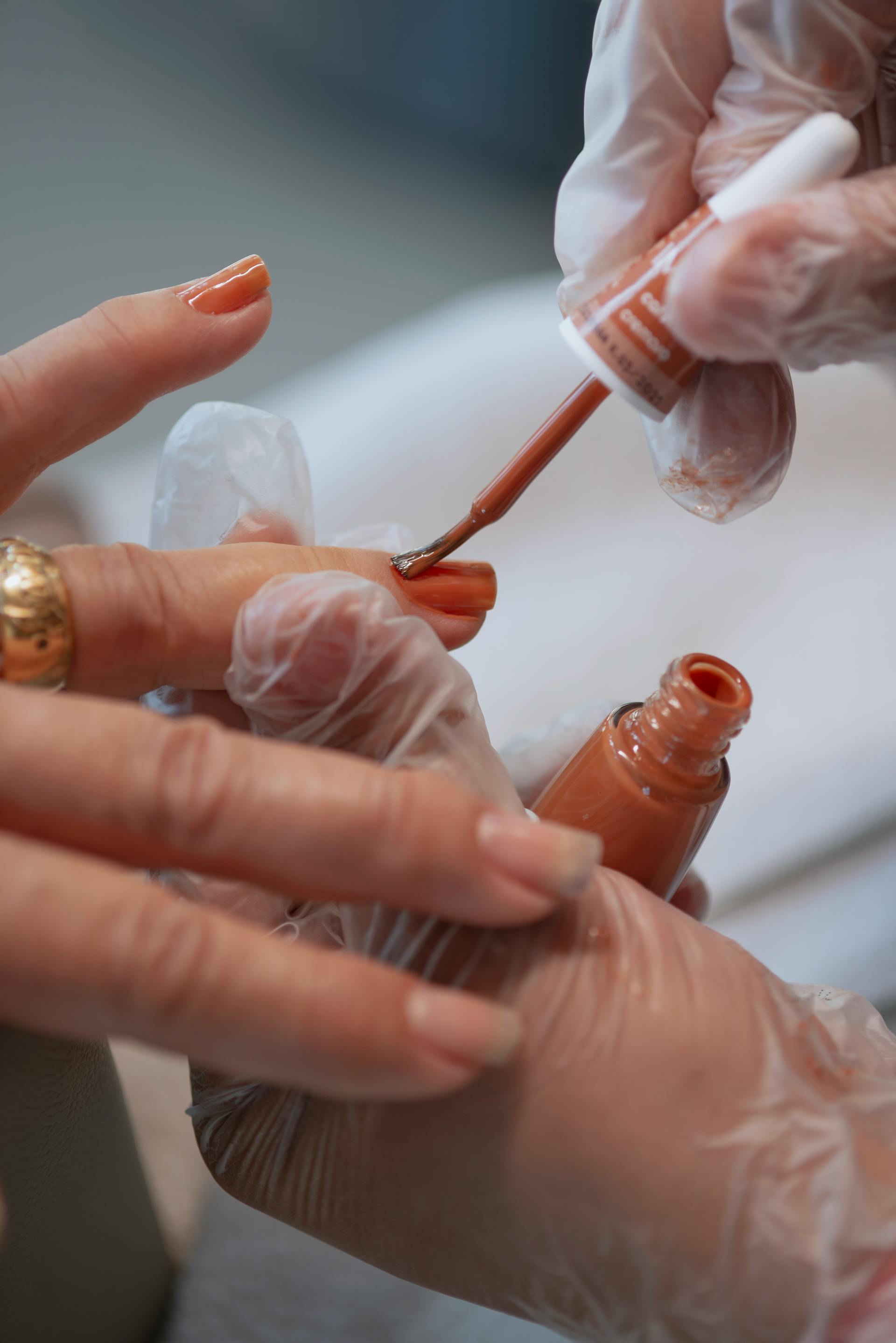 Une femme qui applique du vernis à ongles | Source : Pexels