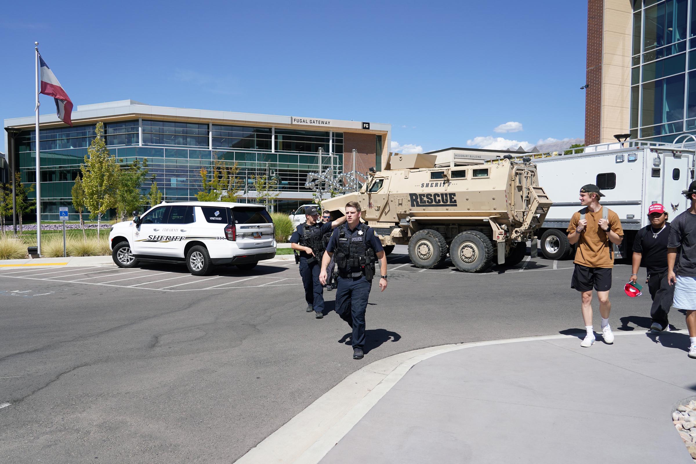 Des agents des forces de l'ordre et des véhicules interviennent sur les lieux de la fusillade à l'Utah Valley University le 10 septembre 2025 | Source : Getty Images