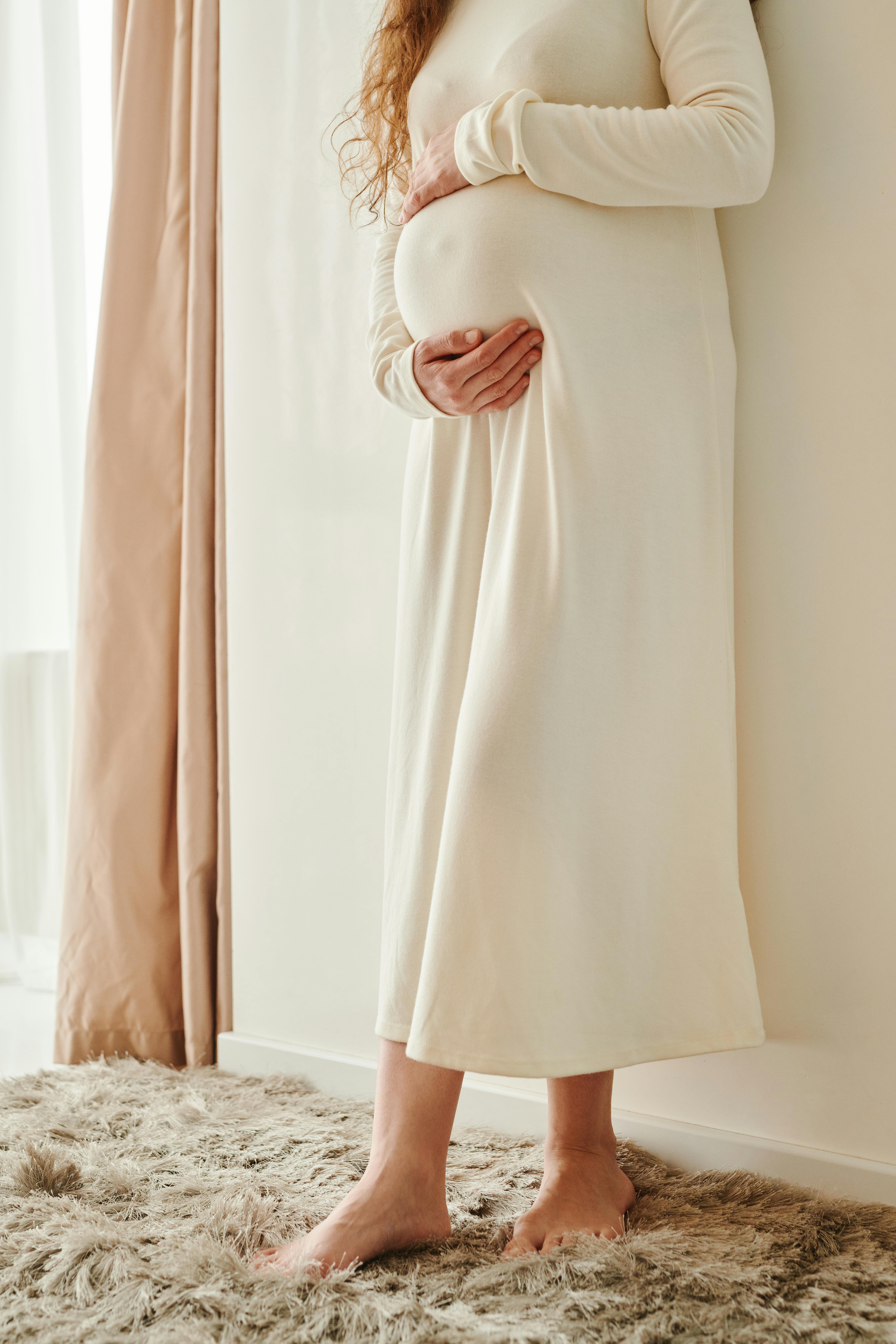Une femme enceinte berçant son ventre | Source : Pexels