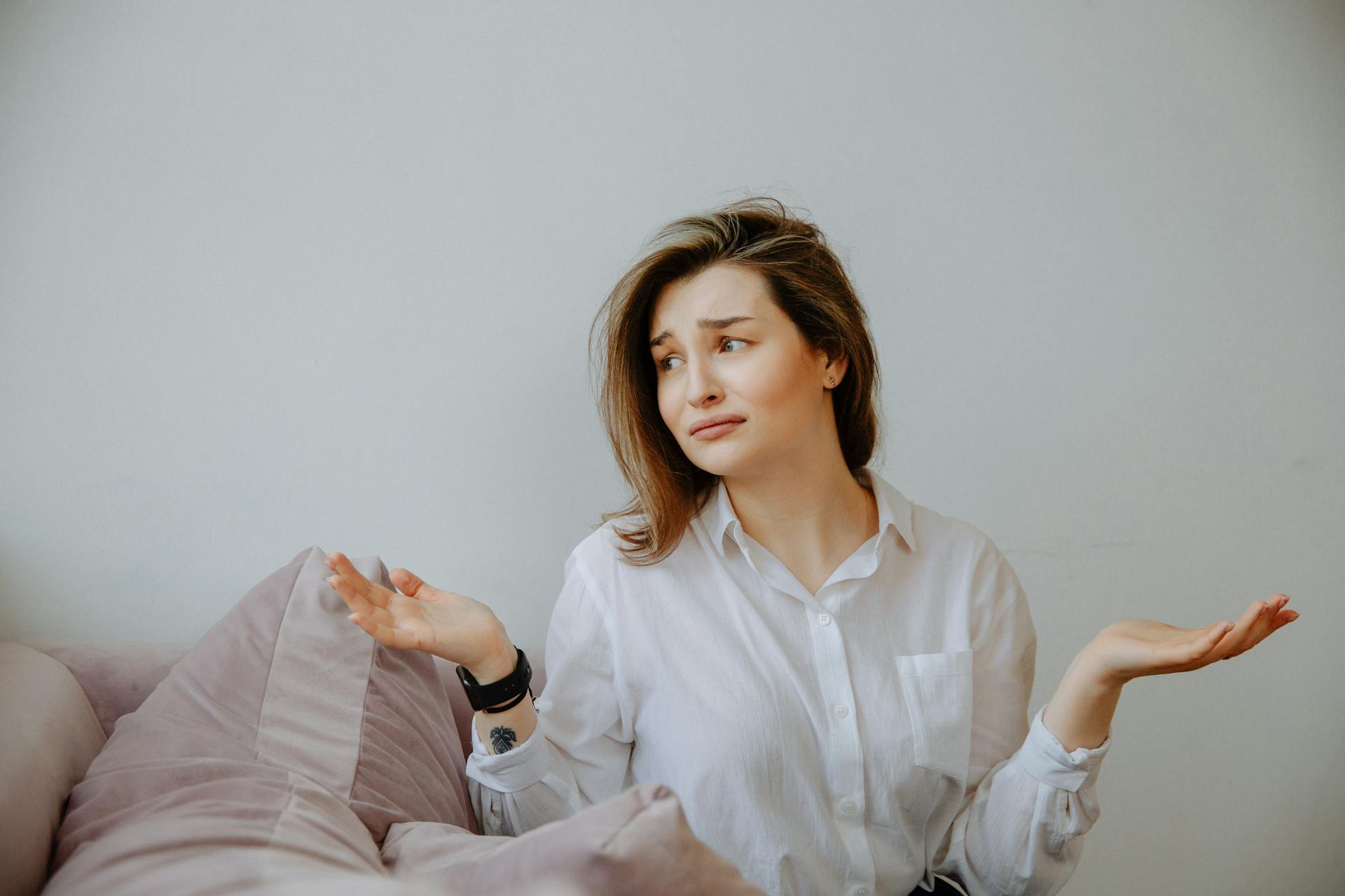 Une femme haussant les épaules en regardant quelqu'un | Source : Pexels