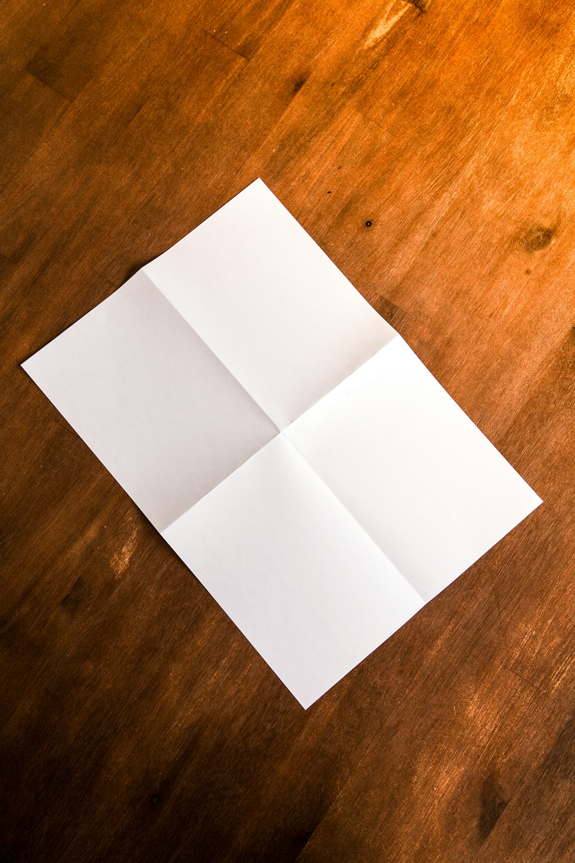 Une feuille de papier sur une surface en bois | Source : Unsplash