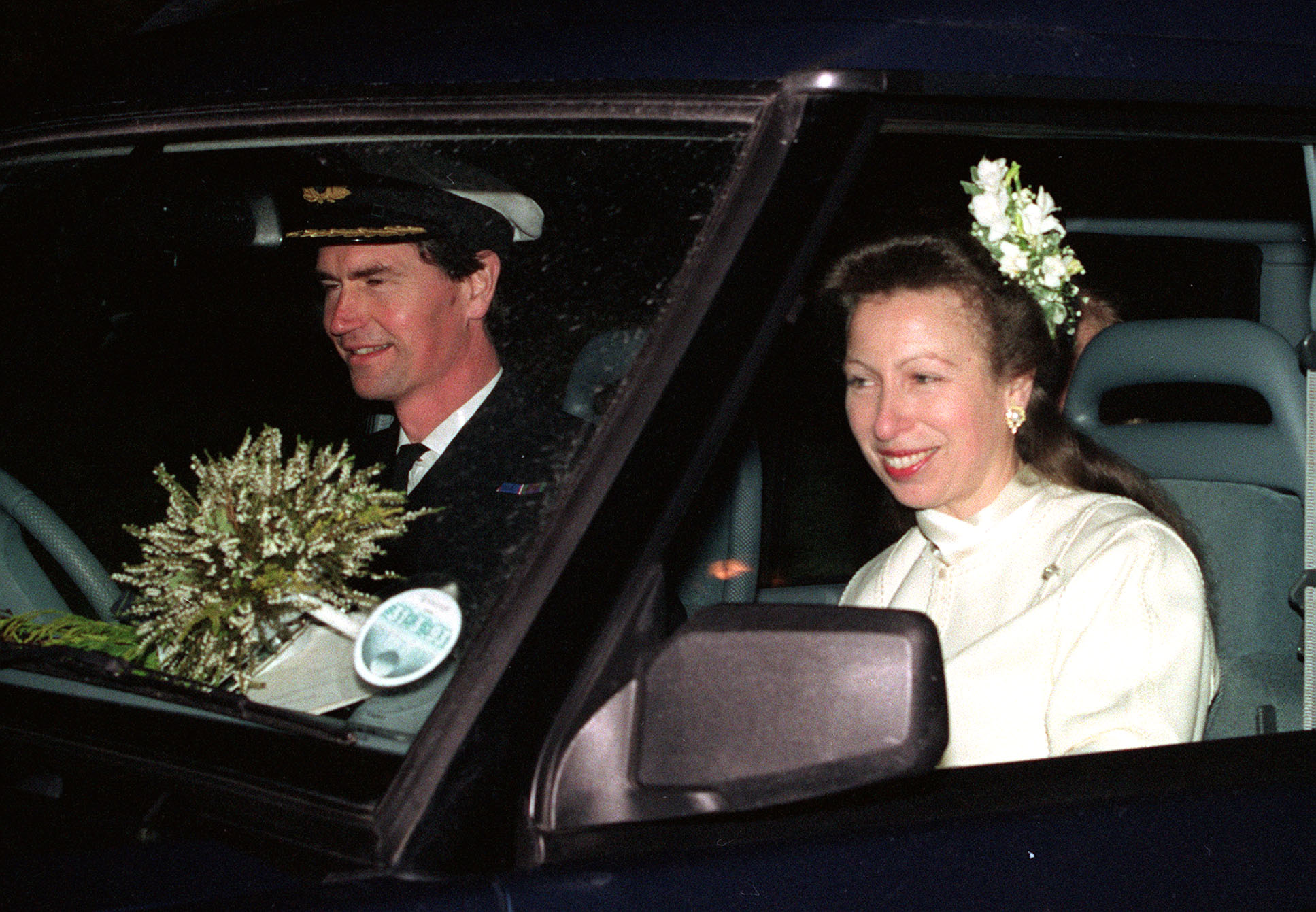 Tim Laurence et la princesse royale après leur mariage à l'église de Crathie, le 12 décembre 1992, en Écosse, Angleterre. | Source : Getty Images