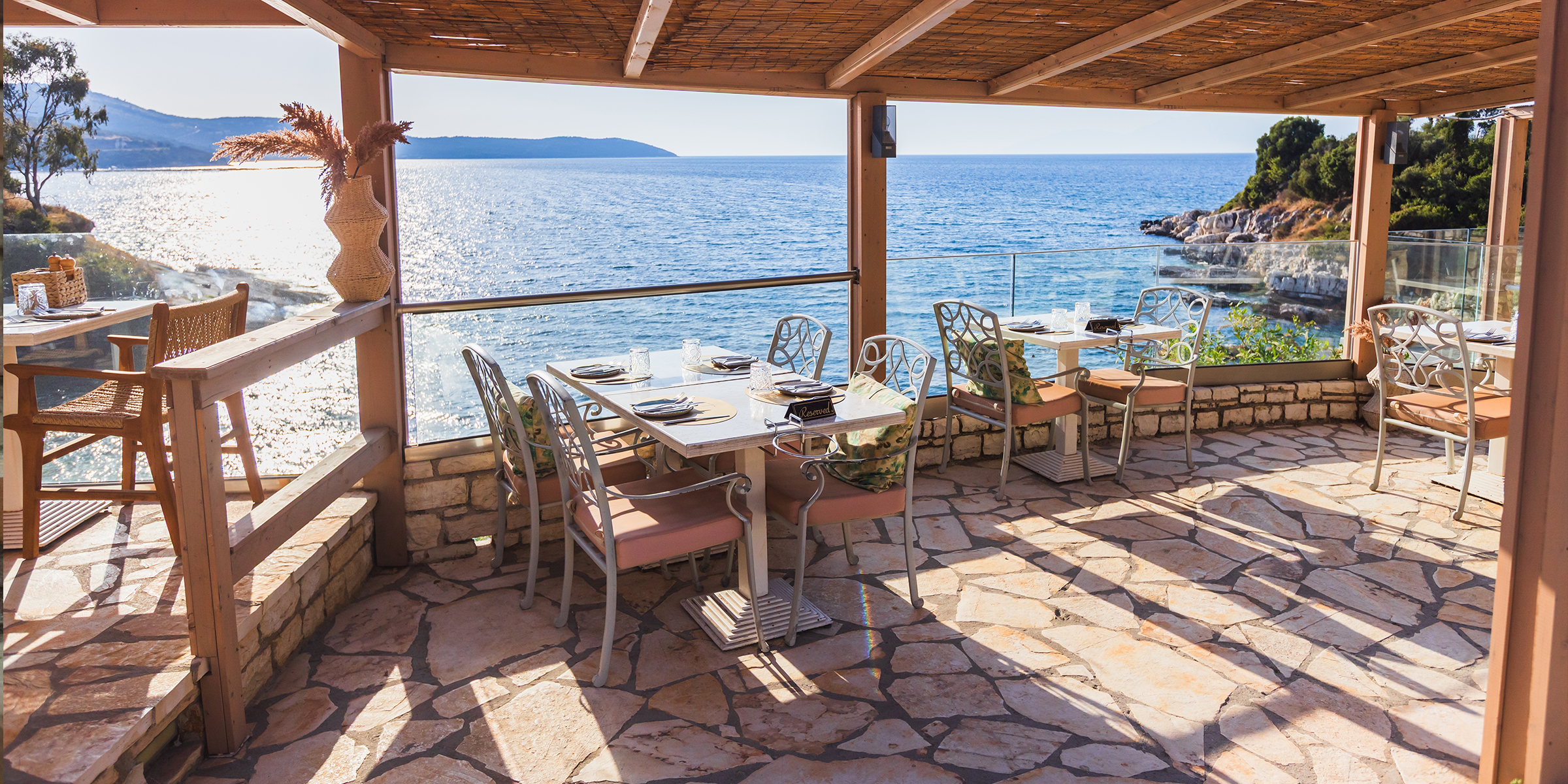 Café au bord de l'océan | Source : Shutterstock