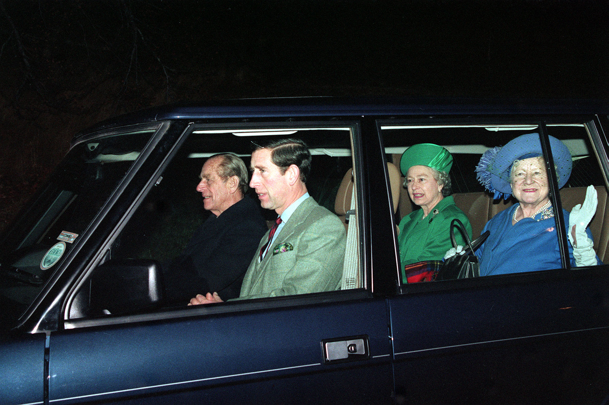 Les membres de la famille royale quittent l'église de Crathie après le mariage royal de la princesse royale et du commandant Tim Laurence, le 12 décembre 1992, en Écosse, Angleterre. | Source : Getty Images