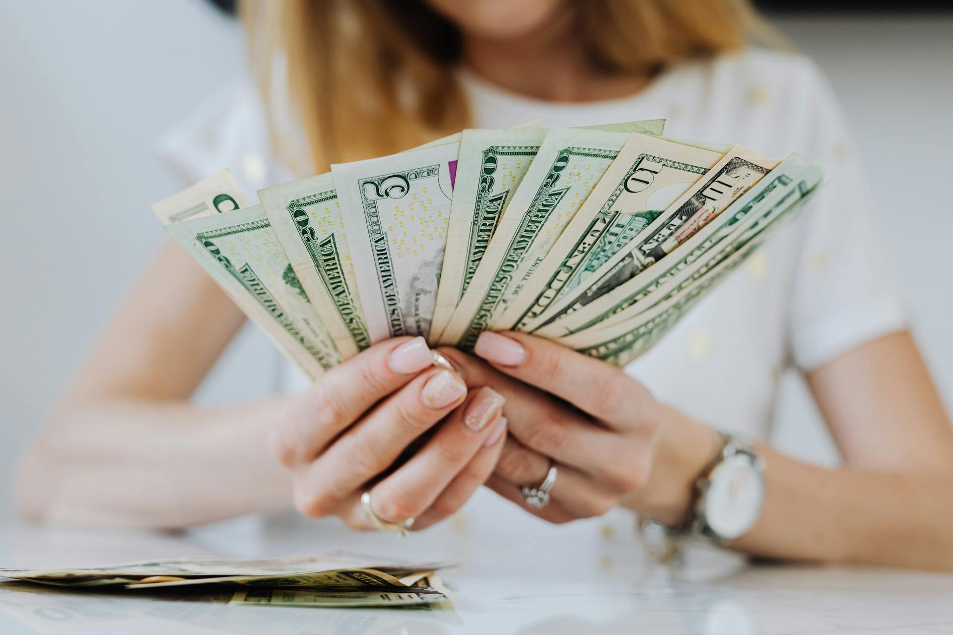 Une femme tenant de l'argent | Source : Pexels