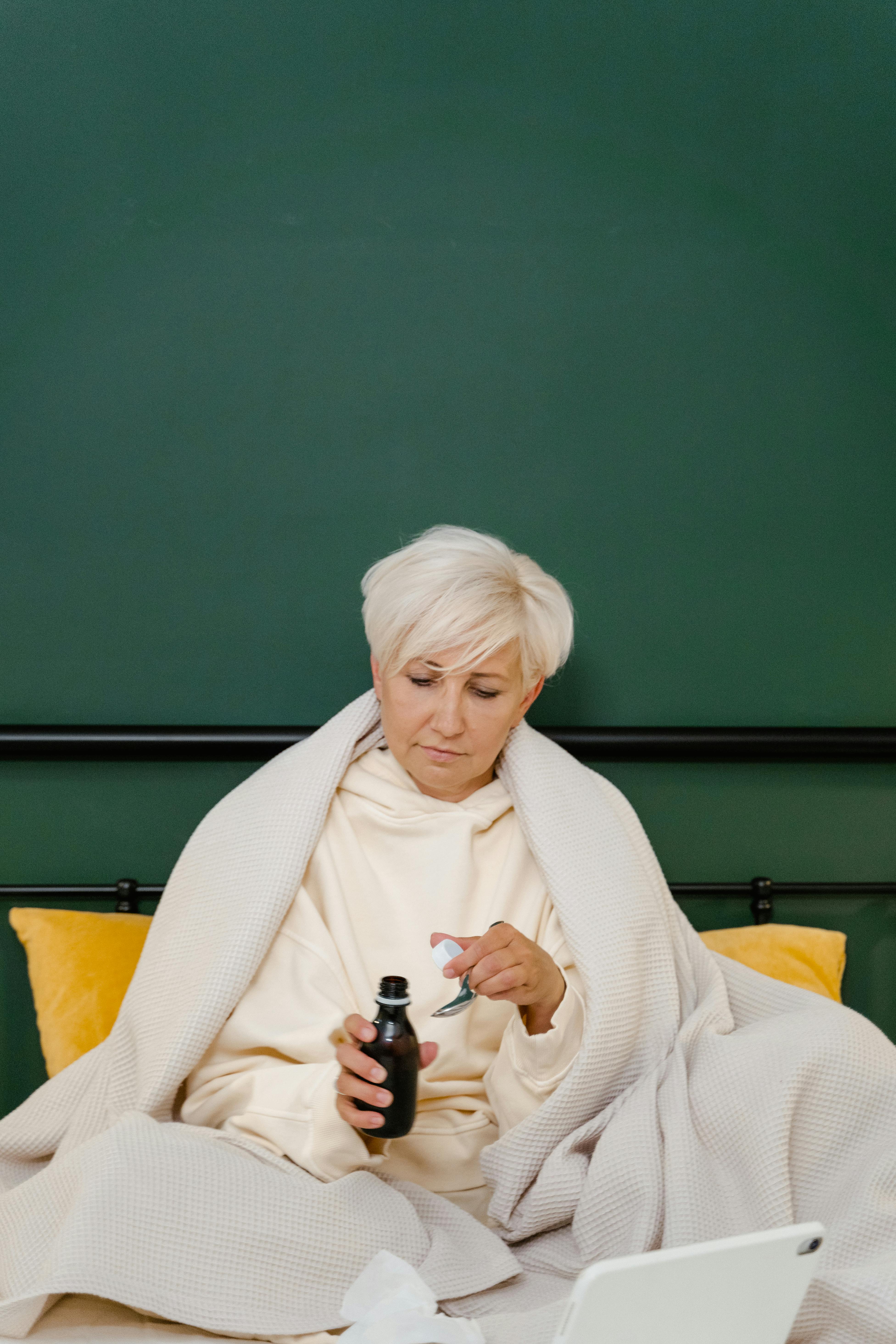 Une femme qui parle médecine au lit | Source : Pexels