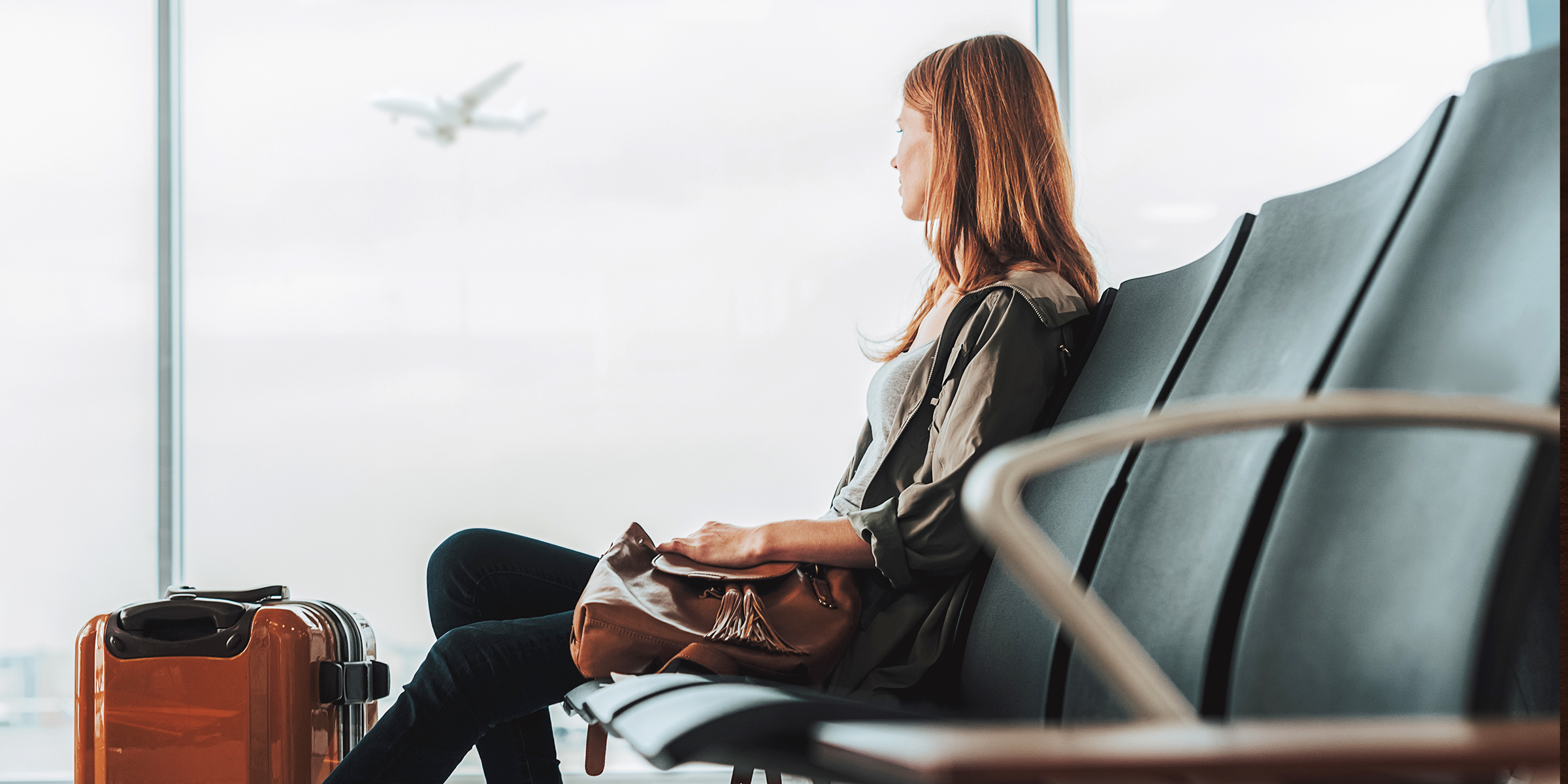 Une femme dans un aéroport | Source : Shutterstock
