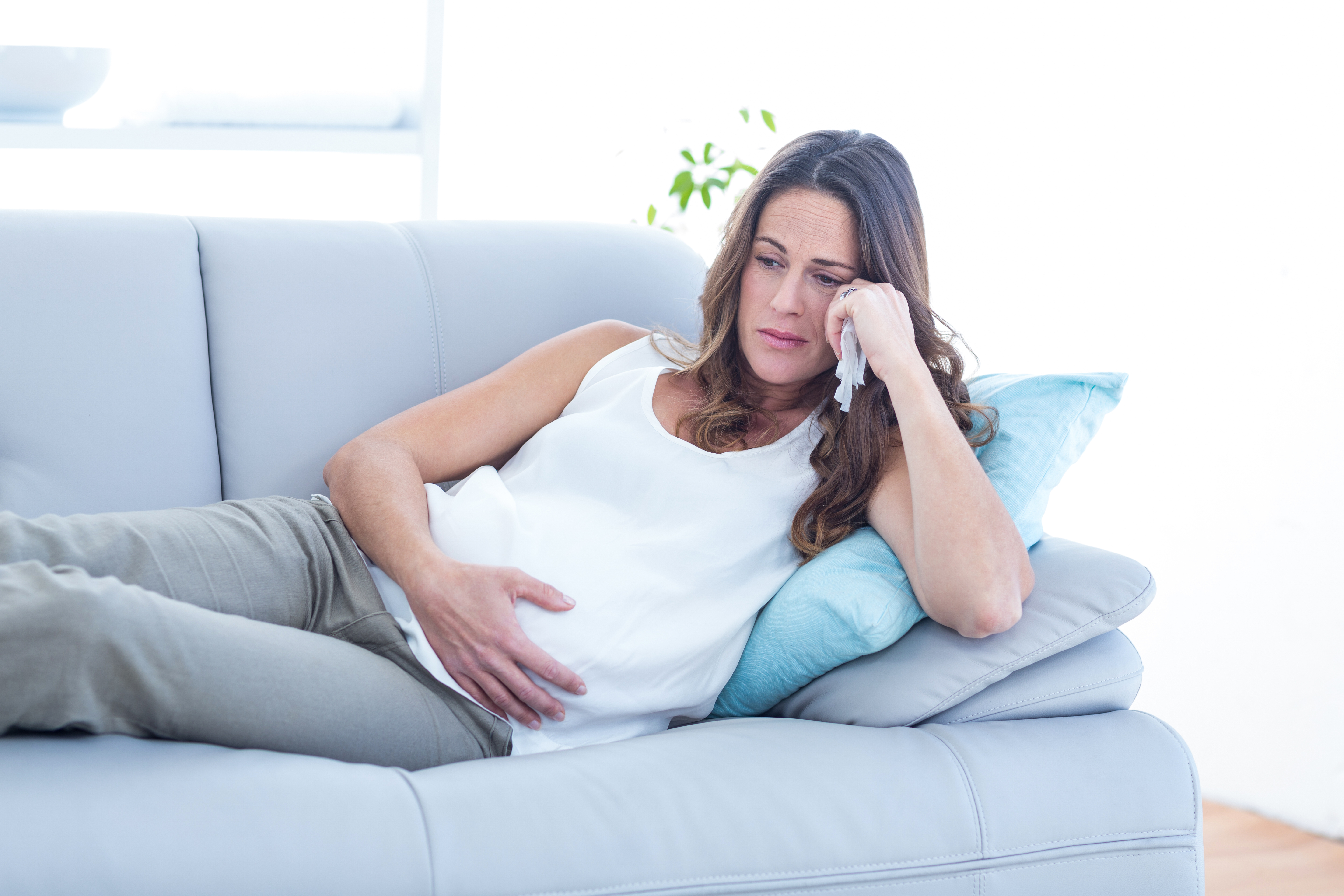 Une femme enceinte qui pleure | Source : Shutterstock