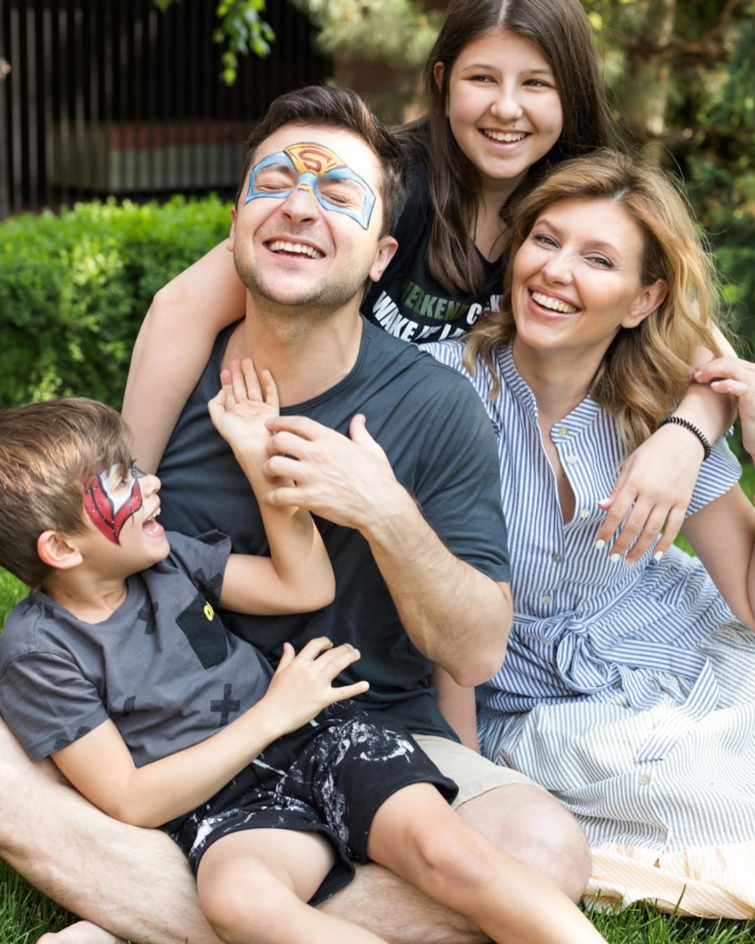 Volodymyr Zelenskyy avec Olena Zelenska et leurs enfants, Oleksandra et Kyrylo, extrait d'un post daté du 1er juin 2019 | Source : Instagram/olenazelenska_official/