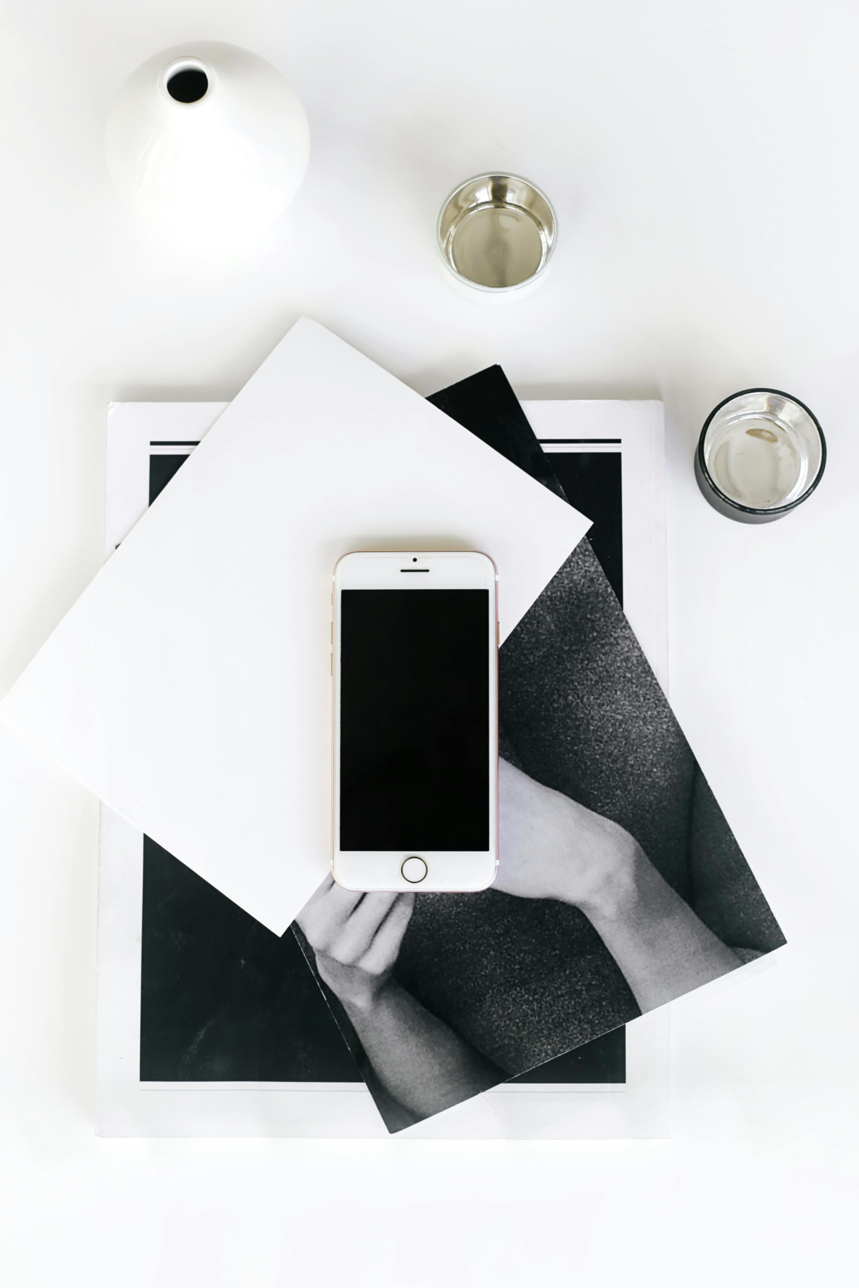 Un téléphone sur une table | Source : Pexels