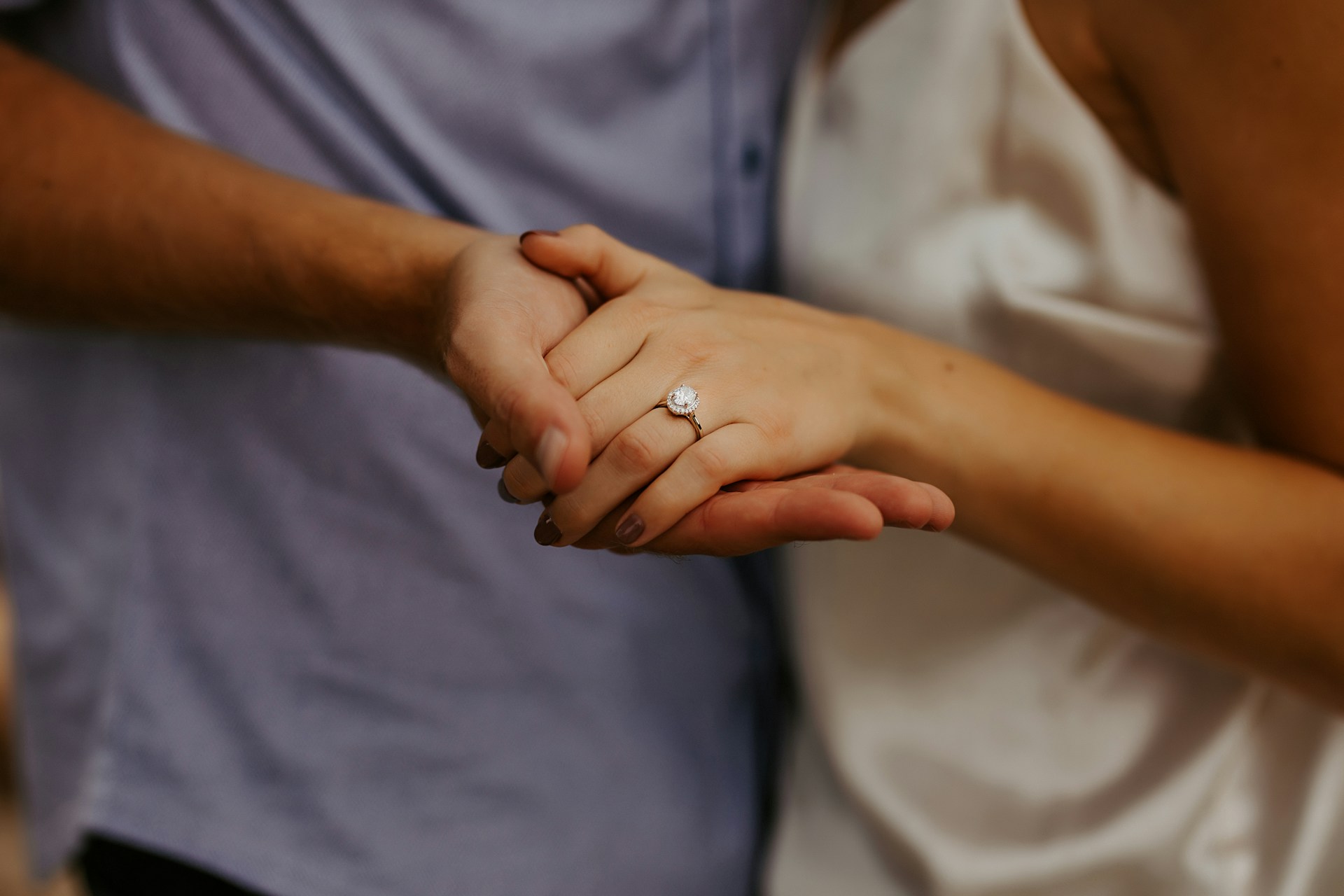 Un couple se tenant par la main | Source : Unsplash