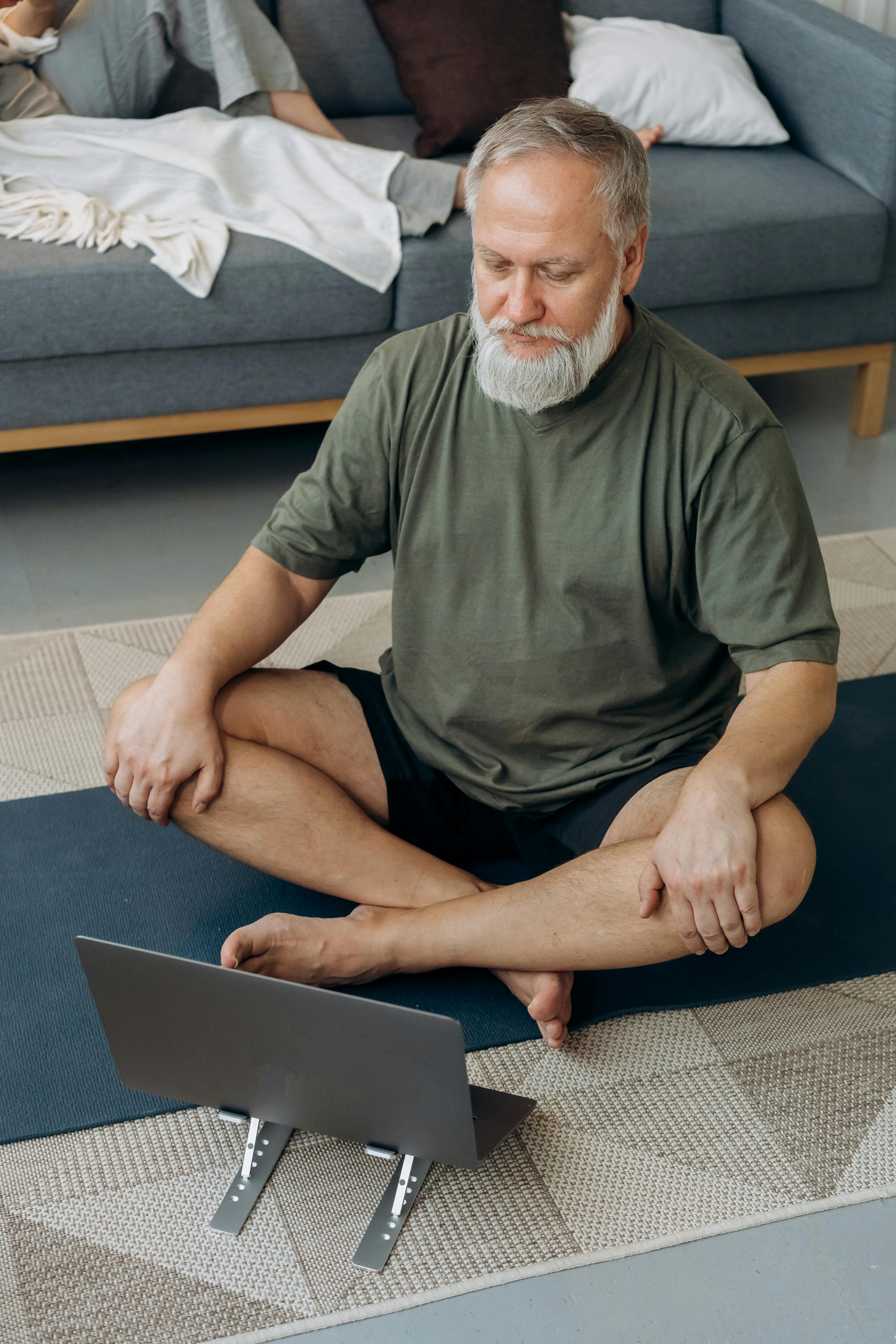Un homme qui se filme alors qu'il est assis par terre | Source : Pexels
