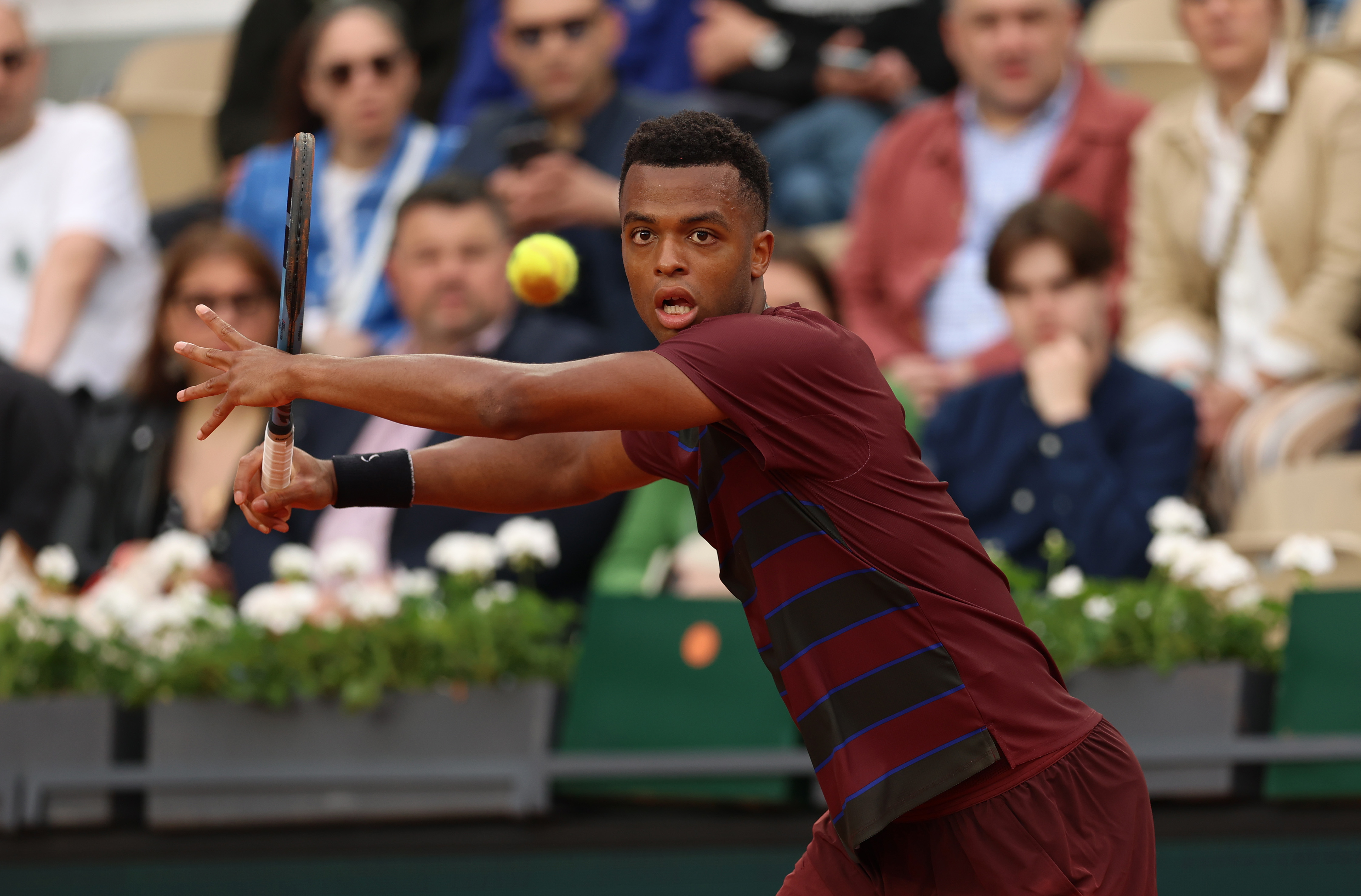 Giovanni Mpetshi Perricard joue un coup droit contre le Belge Zizou Bergs lors du premier tour du simple messieurs de la première journée des Internationaux de France 2025 à Roland Garros, le 25 mai 2025 à Paris, France I Source : Getty Images