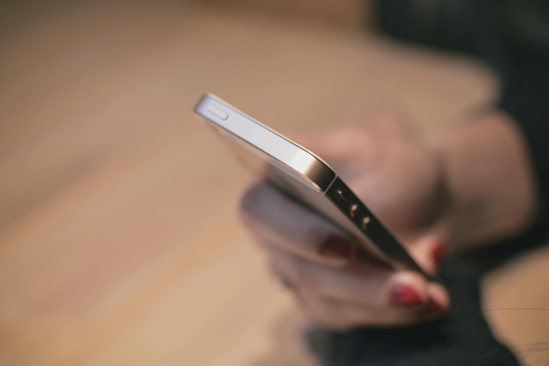 Une femme utilisant son téléphone | Source : Pexels