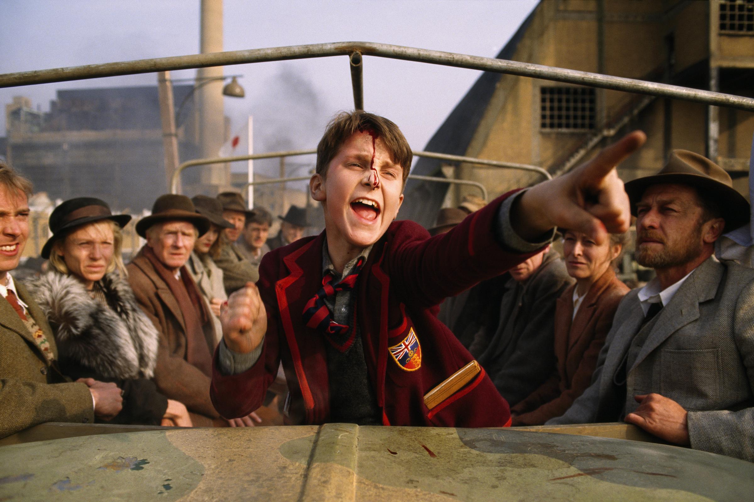 Le jeune Christian Bale apparaît dans une scène du film « Empire of the Sun » réalisé par Steven Spielberg en 1987 | Source : Getty Images