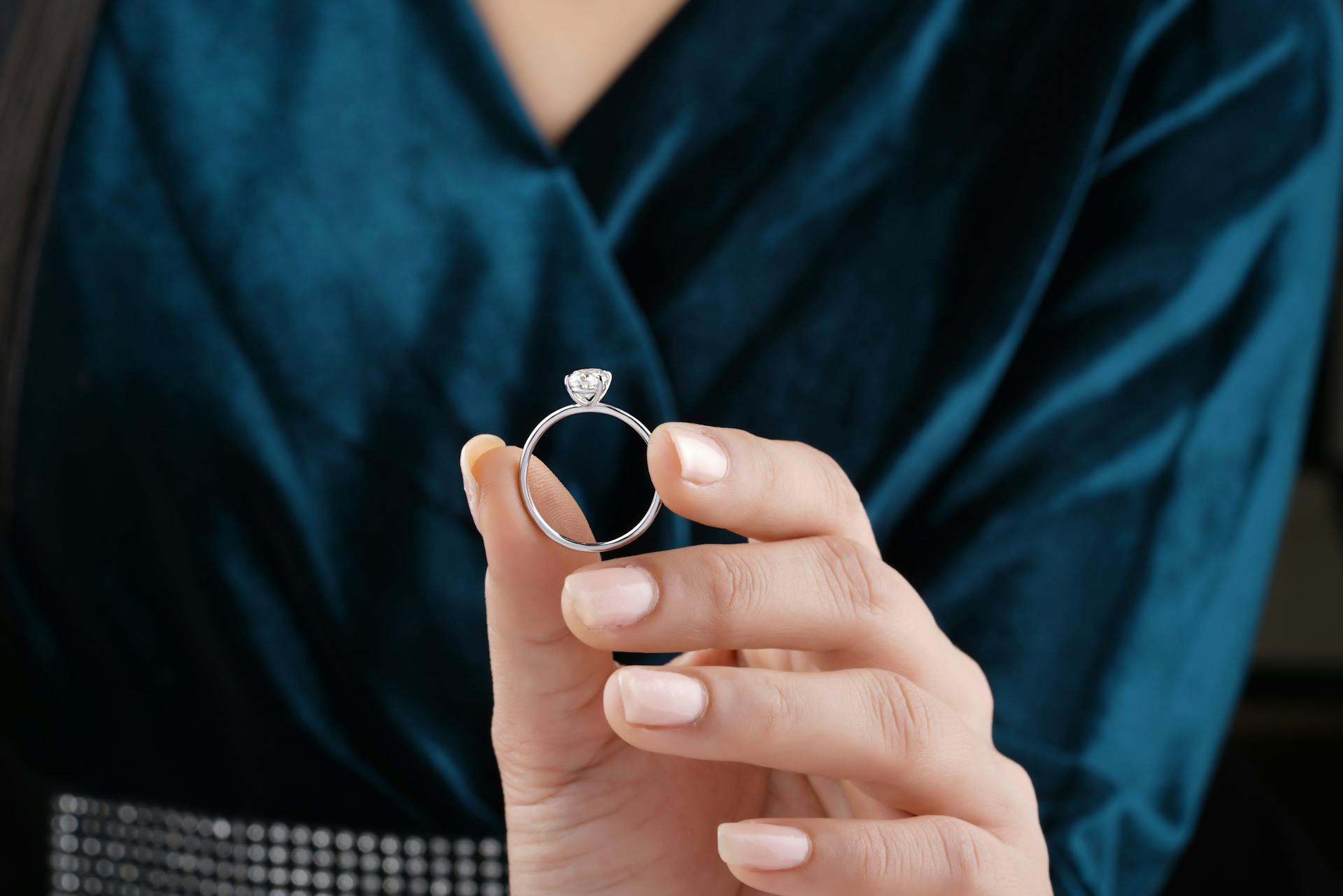 Une femme tenant une bague | Source : Pexels