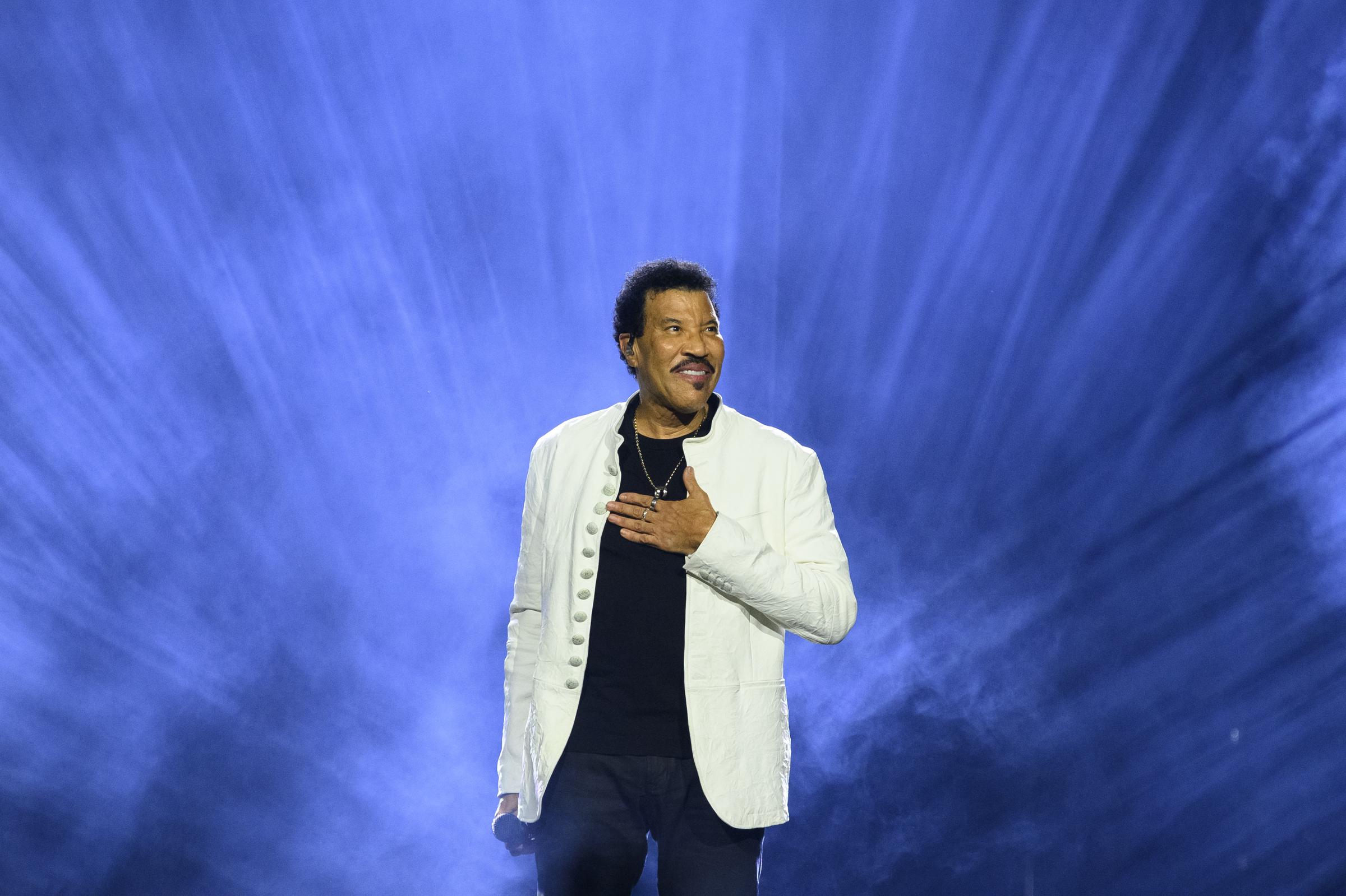Lionel Richie se produit en direct sur scène pendant son