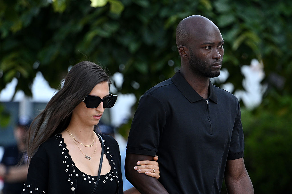 Danilo Pereira, joueur de football du club Al-Ittihad et de l'équipe nationale du Portugal, avec son épouse Jessica Widenby arrivent aux funérailles de Diogo Jota et de son frère Andre Silva à Igreja Matriz de Gondomar le 05 juillet 2025 à Gondomar, Portugal. | Source : Getty Images