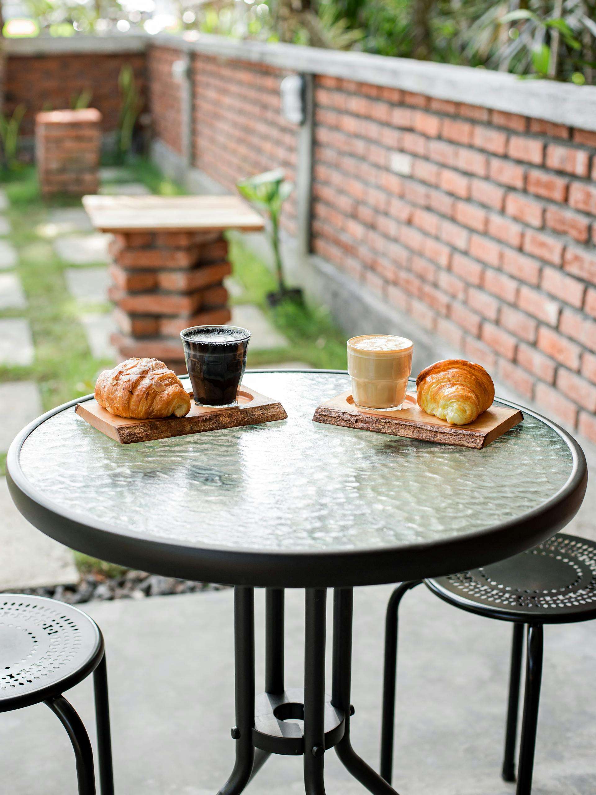 Tasses de café et croissants posés sur une table | Source : Pexels